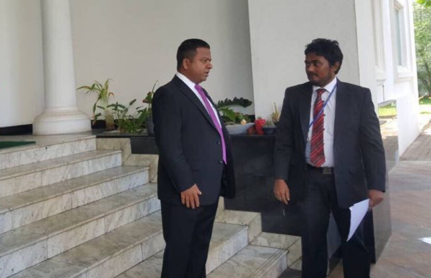 ރާއްޖޭގެ ފަރާތުން ލަންކާ އަށް ކަނޑައެޅި ސަފީރު މުންދު އޭނާގެ މަގާމުގެ ފަތްކޮޅު އެ ގައުމުގެ ރައީސް ސިރިސޭނާ އަށް އެރުވުމަށްޓަކައި މިދިޔަ މަހުގެ 23 ގައި ވަޑައިގަތުމުގެ ކުރިން އެމްބަސީގެ އޮފިޝަލަކާ އެކު.