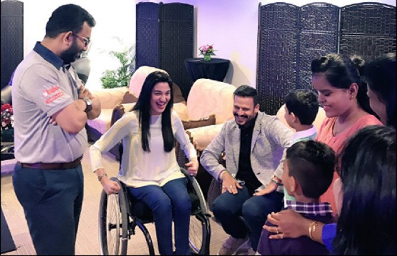 މުނީބާ ހިންދީ ފިލްމު އެކްޓަރު ވިވެކް އޮބްރޯއީ އާއި އިތުރު ބައެއް މީހުންނާއެކު