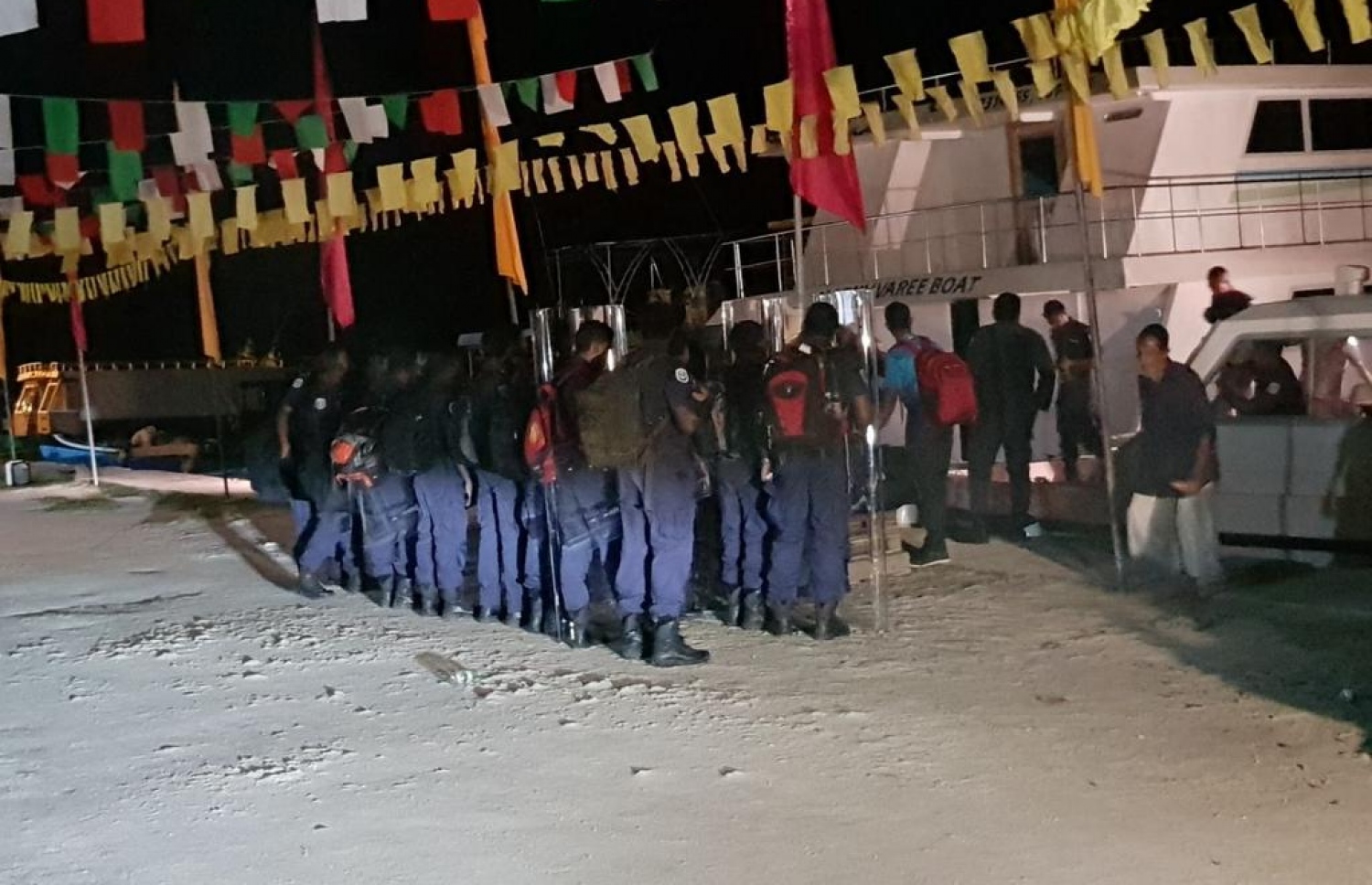 މަޑުއްވަރީގައި ފުލުހުން ހަރަކާތްތެރިވަނީ: އެ ރަށުގައި ސަރުކާރާ ދެކޮޅަށް ދެމި ބެނާތައް ފުލުހުން ވަނީ ނަގާފައި.-- ފޮޓޯ: ސޯޝަލް މީޑިއާ