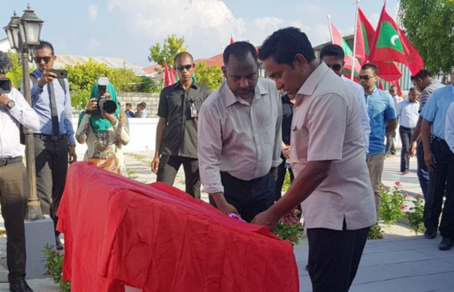 ރައީސް ޔާމީން މީދޫ މިސްކިތް ހުޅުއްވައި ދެއްވަނީ. - ފޮޓޯ: ރައީސް އޮފީސް