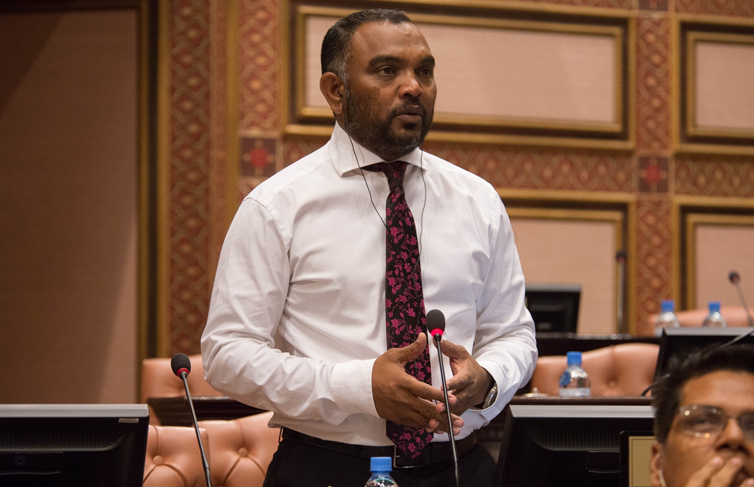 މެމްބަރު އާރިފް ވާހަކަ ދައްކަވަނީ. - ފޮޓޯ: މަޖިލިސް