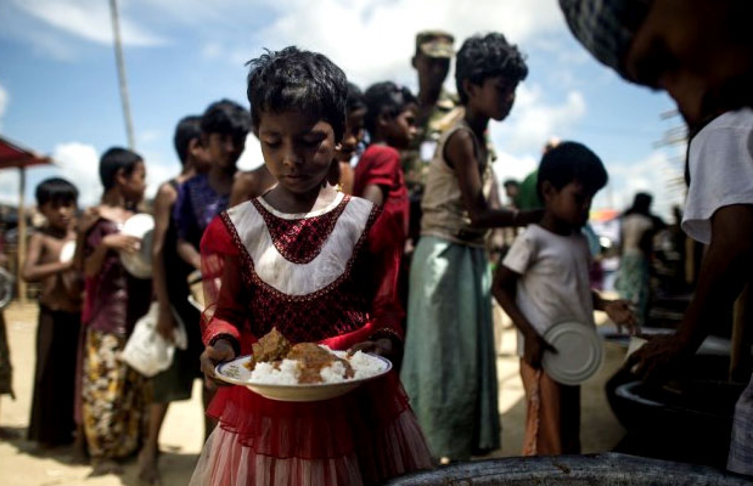 މިޔަންމާ ސިފައިންގެ އަނިިޔާވެރިކަމުން ސަލާމަތްވާން ބަންގްލަދޭޝް އަށް ހިޖުރަކުރި ރޮހިންޖާ ކުޑަކުދިންތަކެއް ކާން ތައްޔާރުވަނީ