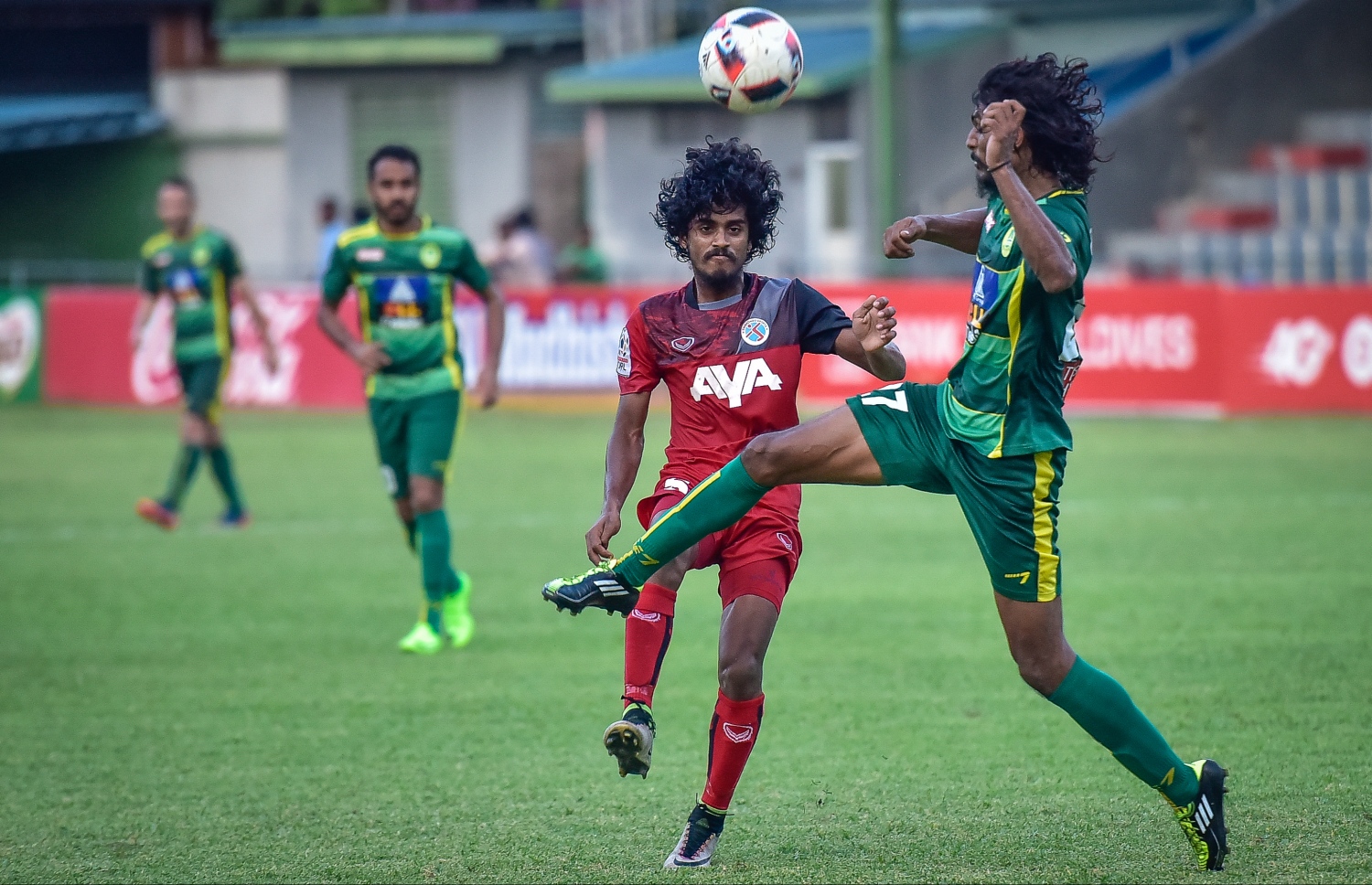 މާޒިޔާގެ ސައްމޭ (ކ) ބޯޅަ ކޮންޓްރޯލްކުރާއިރު ތިނަދޫގެ މުއްކި ސަމާލުވެގެން. --ފޮޓޯ: ނިޝާން އަލީ މިހާރު