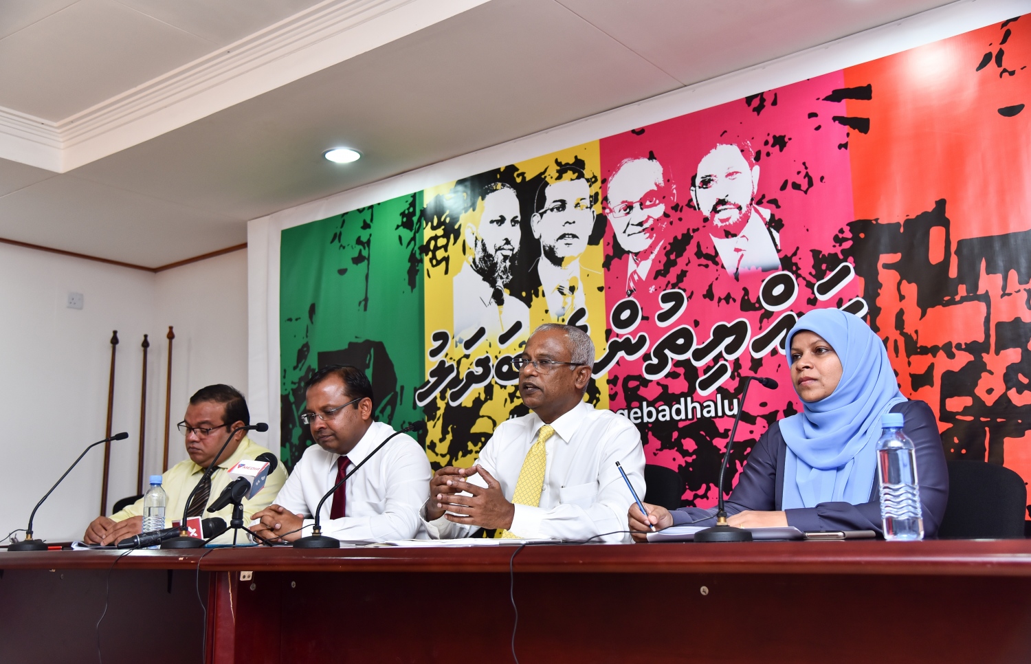 ސިޔާސީ ޕާޓީތަކުން ކުނޫޒްގައި އިއްޔެ ބޭއްވި ޕްރެސް ކޮންފަރެންސްގައި އިދިކޮޅު ޕާޓީތަކުގެ މެމްބަރުން ވާހަކަ ދައްކަވަނީ. --ފޮޓޯ: ހުސެއިން ވަހީދު/ މިހާރު