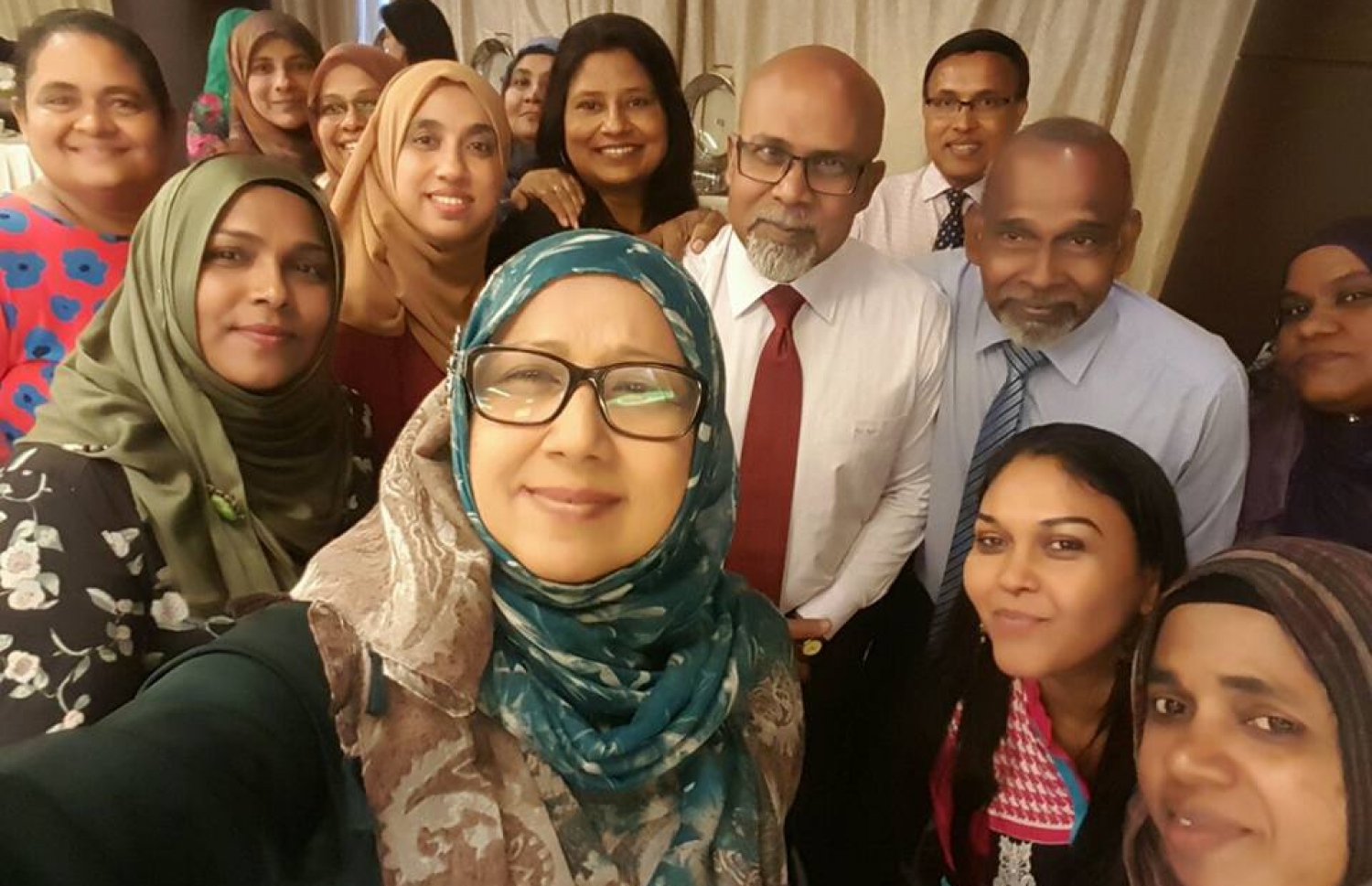 މާލެ ސްކޫލުގެ އަންހެން ޕްރިންސިޕަލުން، އެޑިއުކޭޝަން މިނިސްޓްރީގެ އިސް ބަައެއް ބޭފުޅުންނާ އެކު ސެލްފީއެއް ނަގަނީ.