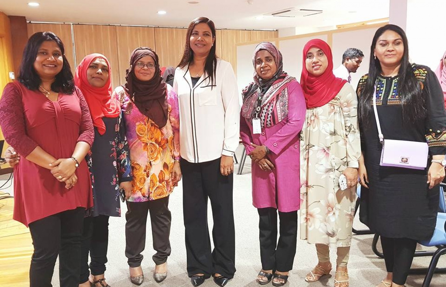 މާލޭގެ ހަ ސްކޫލެއްގެ ޕްރިންސިޕަލުން، އެޑިއުކޭޝަން މިނިސްޓަރު ޑރ. އައިޝަތު ޝިހާމާ އެކު -- ފޮޓޯ: ފޭސްބުކް