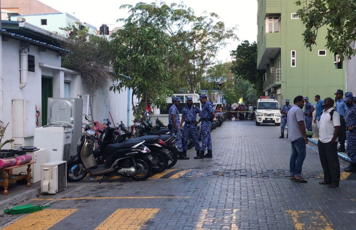 ބަނޑޭރި ކޮށީގެ ގެއަކަށް ފުލުހުން ވަދެ އެ ގެ ހުސްކުރަނީ.