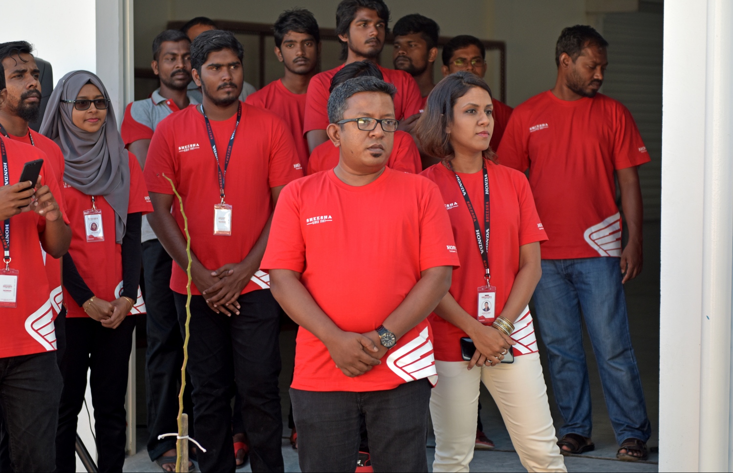 ޝީޝާ ކުޅުދުއްފުށީ އައުޓްލެޓް ހުޅުވުމުގެ ރަސްމިއްޔާތުގައި އެ ކުންފުނީގެ އިސްވެރިންނާއި މުވައްޒަފުން ބައިވެރިވެވަޑައިގަންނަވަނީ. ފޮޓޯ: ޝީޝާ