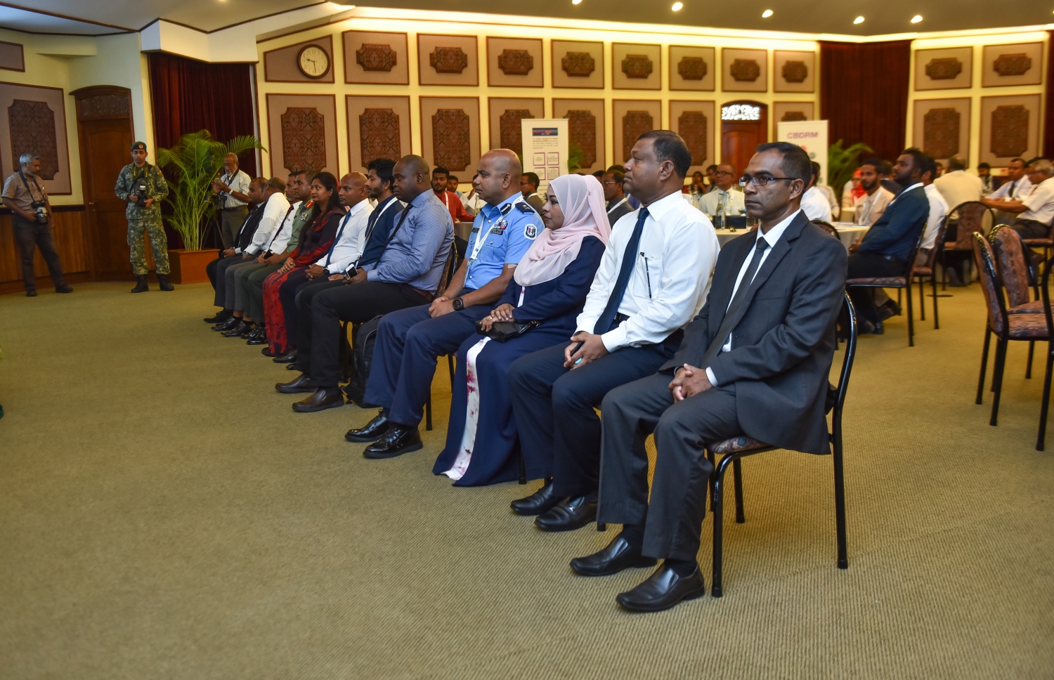 ބަނޑޮސް ރިސޯޓުގައި މިއަދު ފެށި، ހާދިސާތަކާ ގުޅޭ ކަންކަން ބެލެހެއްޓުމުގެ ގައުމީ ބައްދަލުވުމުގައި ބައިވެރިވެވަޑައިގެންނެވި ބައެއް ބޭފުޅުން-- ފޮޓޯ: ހުސެއިން ވަހީދު/ މިހާރު