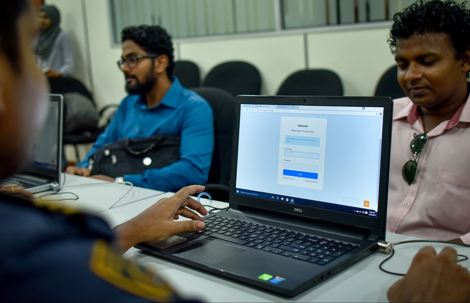 އިމިގްރޭޝަނުން ބަޔަކަށް ޚިދުމަތް ދެނީ: ސިވިލް ސާވިސް މުވައްޒަފުންގެ މުސާރަ ބޮޑުކުރަން މިހާތަނަށް ކުރި އެއްވެސް މަޝްވަރާއަކުން ނަތީޖާއެއް ނުނެރެވޭ. --ފޮޓޯ: ނިޝާން އަލީ /މިހާރު