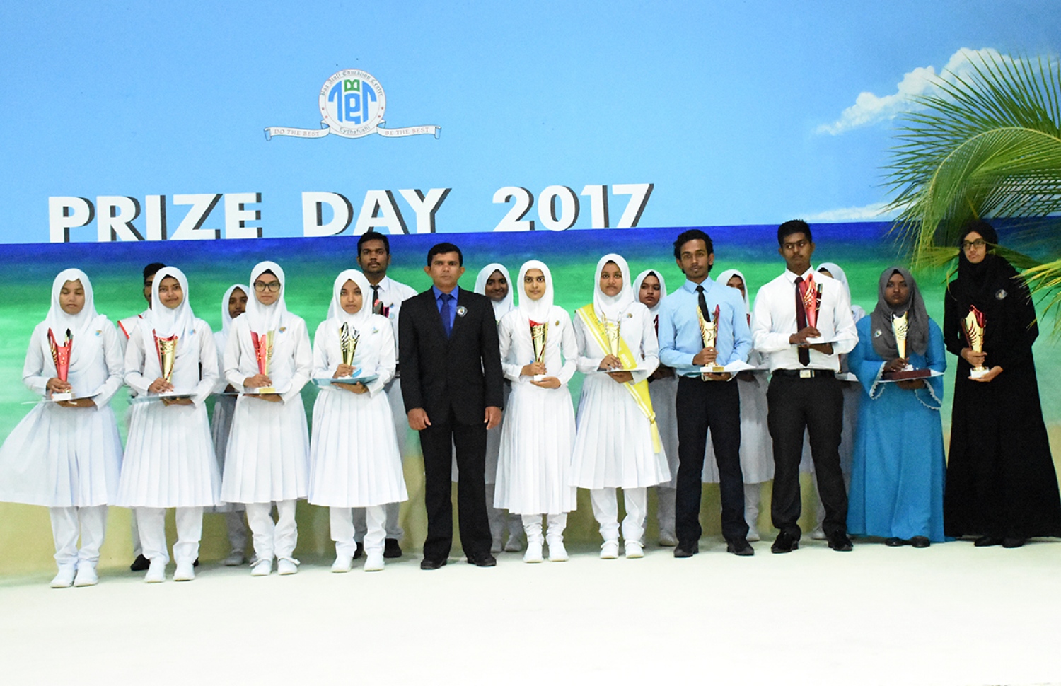 ބ. އޭދަފުށި: އޮކްޓޯބަރު 27، 2017: ބ. އަތޮޅު ތައުލީމީ މަރުކަޒުގެ 2016 ވަނަ އަހަރުގެ އަހަރީ އިނާމު ދިނުމުގެ ޖަލްސާގައި އެކި ވަނަތައް ލިބުނު ދަރިވަރުން ފޮޓޯއަކަށް ހުއްޓިގެން.-- ފޮޓޯ: ތޯރިގް އަބްދުލް ރަހުމާން