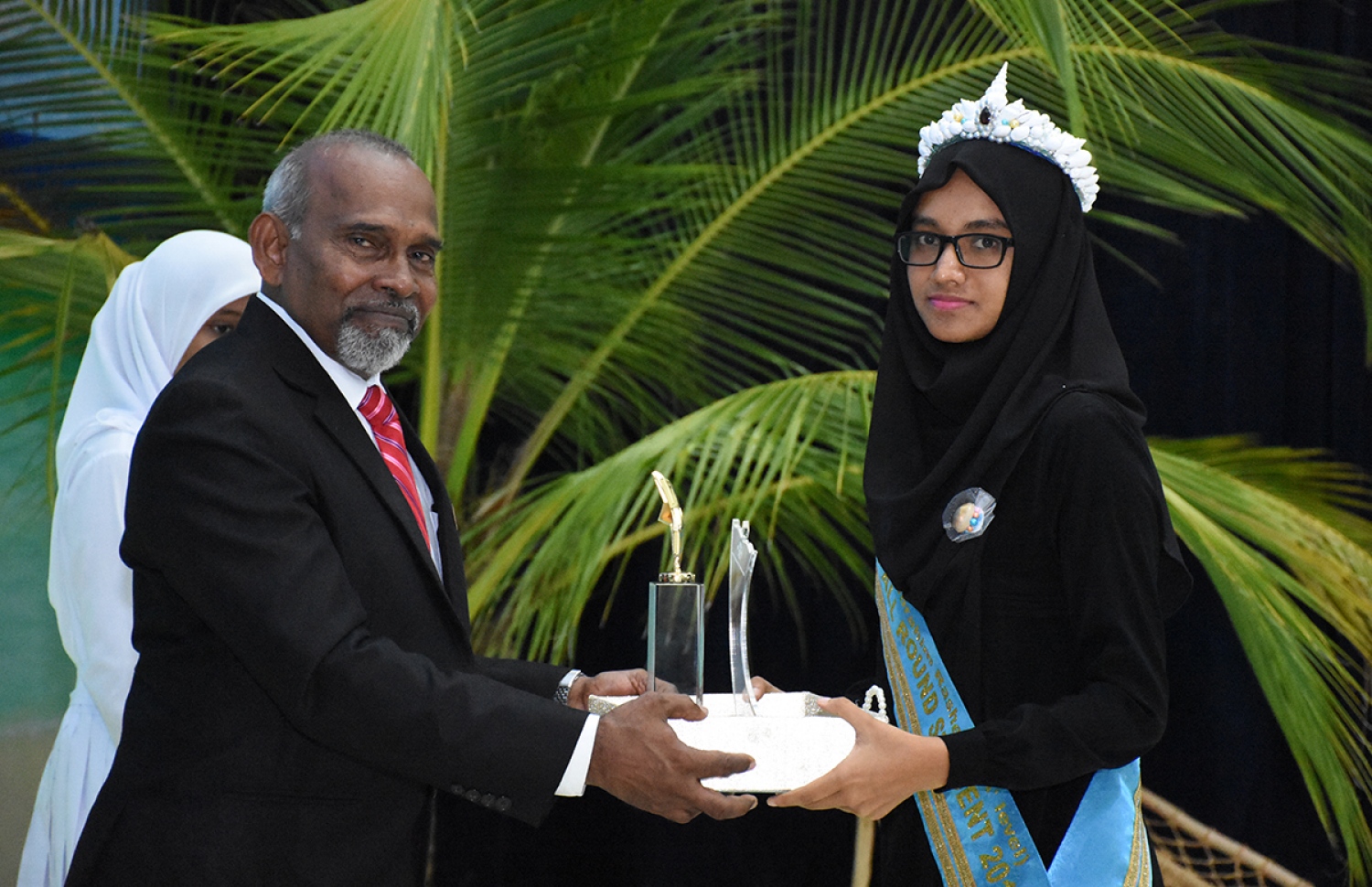 ބ. އޭދަފުށި: އޮކްޓޯބަރު 27، 2017: ބ. އަތޮޅު ތައުލީމީ މަރުކަޒުގެ 2016 ވަނަ އަހަރުގެ އަހަރީ އިނާމު ދިނުމުގެ ޖަލްސާގައި އެ ހަފުލާ ޝަރަފުވެރި ކޮށްދެއްވި އެޑިއުކޭޝަން މިނިސްޓްރީގެ ސީނިއާ ޕޮލިސީ އެގްޒެކްޓިވް އިބްރާހިމް އިސްމާއިލް، ހުރިހާ ގޮތަކުން އެންމެ މޮޅު ދަރިވަރު އަސްމާ އިބްރާހިމް ރަޝީދަށް ޓްރޮފީ ހަވާލު ކުރައްވަނީ.-- ފޮޓޯ: ތޯރިގް އަބްދުލް ރަހުމާން