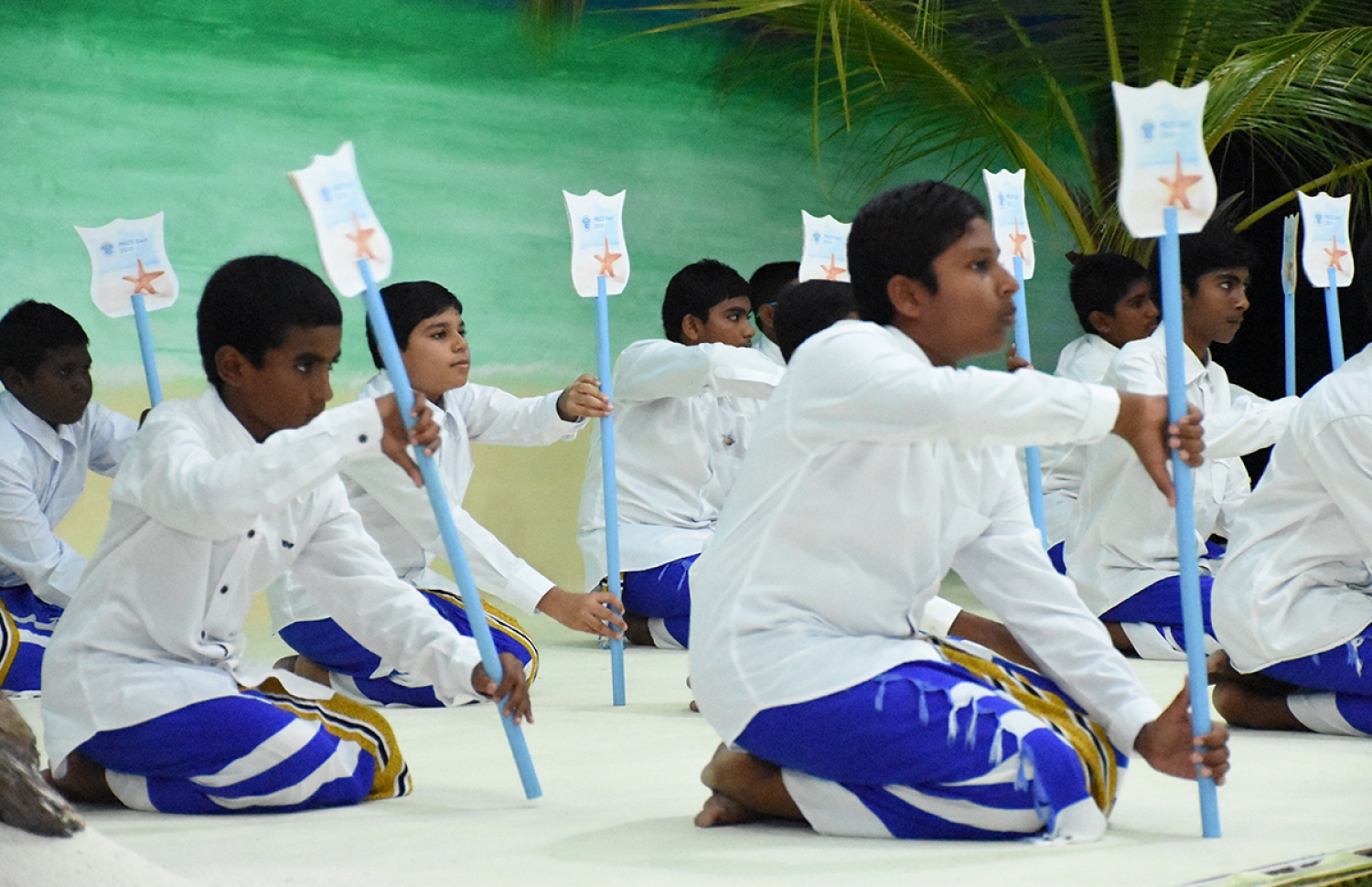 ބ. އޭދަފުށި: އޮކްޓޯބަރު 27، 2017: ބ. އަތޮޅު ތައުލީމީ މަރުކަޒުގެ 2016 ވަނަ އަހަރުގެ އަހަރީ އިނާމު ދިނުމުގެ ޖަލްސާގައި ދަރިވަރުންތަކެއް މުނިފޫހިފިލުވުމުގެ ހަރަކާތެއް ކުރިއަށް ގެންދަނީ.-- ފޮޓޯ: ތޯރިގް އަބްދުލް ރަހުމާން