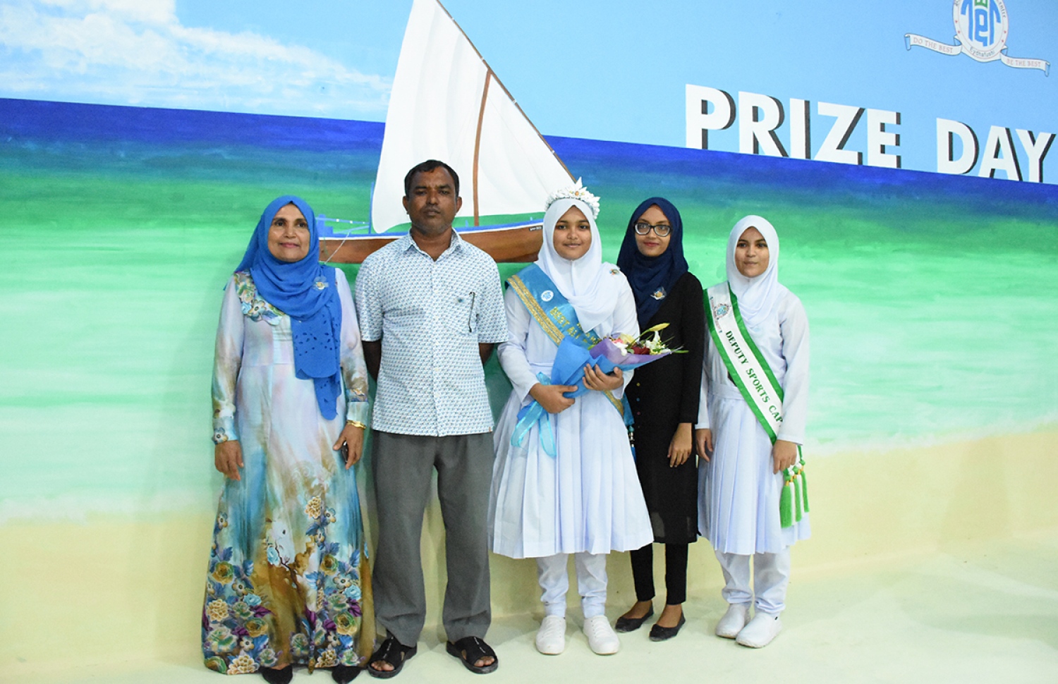 ބ. އޭދަފުށި: އޮކްޓޯބަރު 27، 2017: ބ. އަތޮޅު ތައުލީމީ މަރުކަޒުގެ 2016 ވަނަ އަހަރުގެ އަހަރީ އިނާމު ދިނުމުގެ ޖަލްސާގައި ހުރިހާ ގޮތަކުން އެންމެ މޮޅު ދަރިވަރަކަށް ހޮވުނު ހަނާ ހަމްދީ(މ) ފޮޓޯއަކަށް ހުއްޓިގެން.-- ފޮޓޯ: ތޯރިގް އަބްދުލް ރަހުމާން