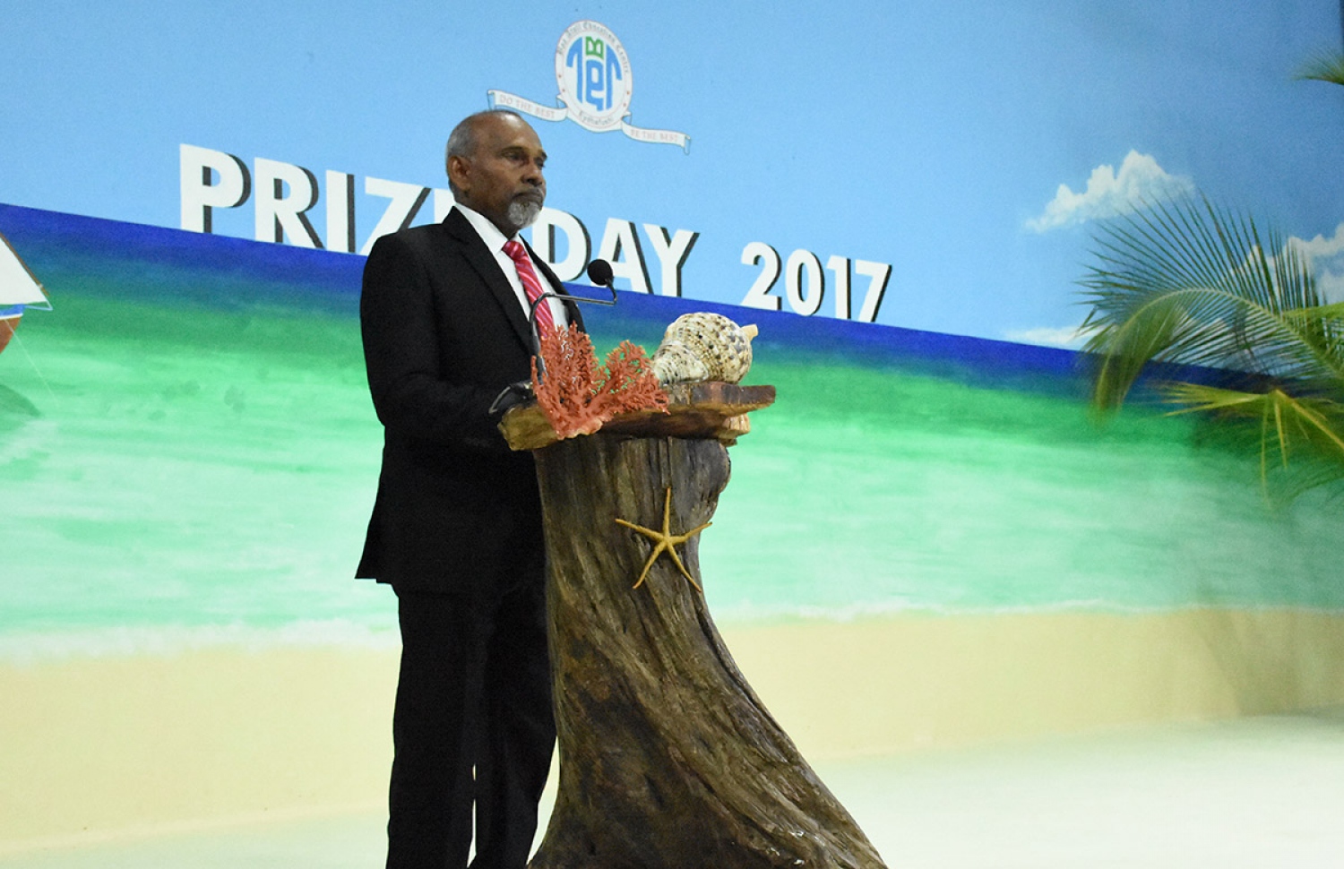 ބ. އޭދަފުށި: އޮކްޓޯބަރު 27، 2017: ބ. އަތޮޅު ތައުލީމީ މަރުކަޒުގެ 2016 ވަނަ އަހަރުގެ އަހަރީ އިނާމު ދިނުމުގެ ޖަލްސާގައި އެ ހަފުލާ ޝަރަފުވެރި ކޮށްދެއްވި އެޑިއުކޭޝަން މިނިސްޓްރީގެ ސީނިއާ ޕޮލިސީ އެގްޒެކްޓިވް އިބްރާހިމް އިސްމާއިލް ވާހަކަ ދައްކަވަނީ.-- ފޮޓޯ: ތޯރިގް އަބްދުލް ރަހުމާން