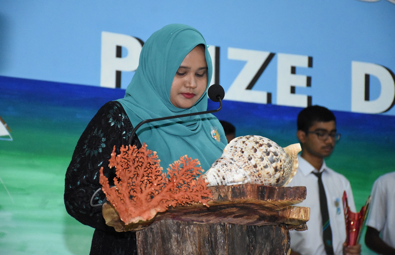 ބ. އޭދަފުށި: އޮކްޓޯބަރު 27، 2017: ބ. އަތޮޅު ތައުލީމީ މަރުކަޒުގެ 2016 ވަނަ އަހަރުގެ އަހަރީ އިނާމު ދިނުމުގެ ޖަލްސާގެ ތެރެއިން-- ފޮޓޯ: ތޯރިގް އަބްދުލް ރަހުމާން