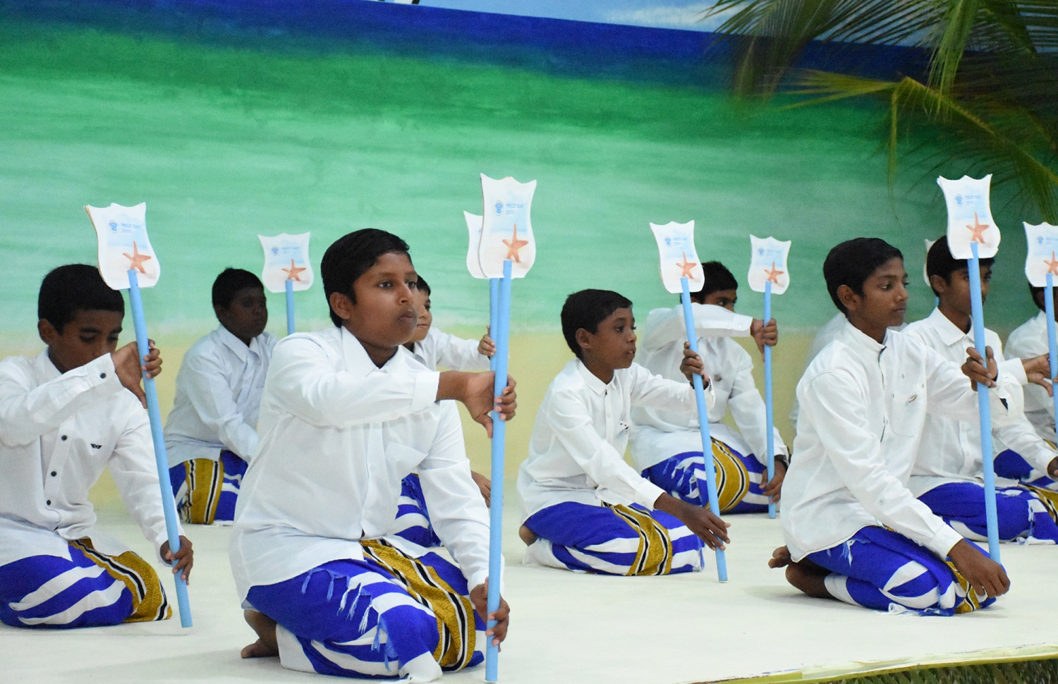 ބ. އޭދަފުށި: އޮކްޓޯބަރު 27، 2017: ބ. އަތޮޅު ތައުލީމީ މަރުކަޒުގެ 2016 ވަނަ އަހަރުގެ އަހަރީ އިނާމު ދިނުމުގެ ޖަލްސާގައި ދަރިވަރުންތަކެއް މުނިފޫހިފިލުވުމުގެ ހަރަކާތެއް ކުރިއަށް ގެންދަނީ.-- ފޮޓޯ: ތޯރިގް އަބްދުލް ރަހުމާން