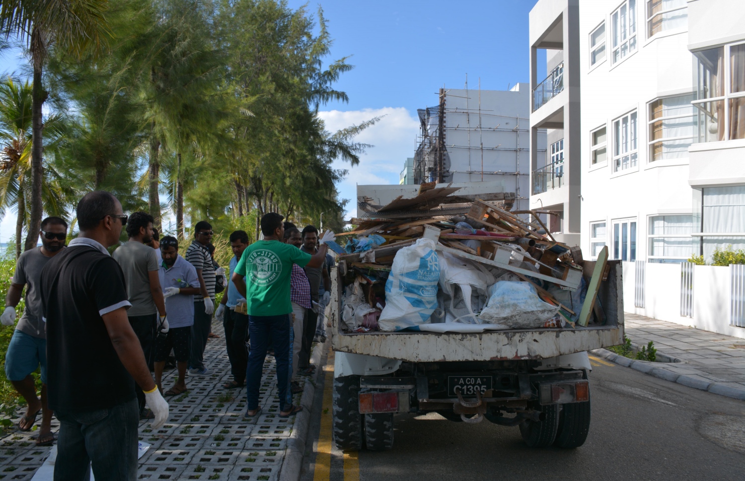 މި ހަރަކާތުގެ ދަށުން ދެ ލޮރީގެ ކުނި ވަނީ އުކާލާފައި.
