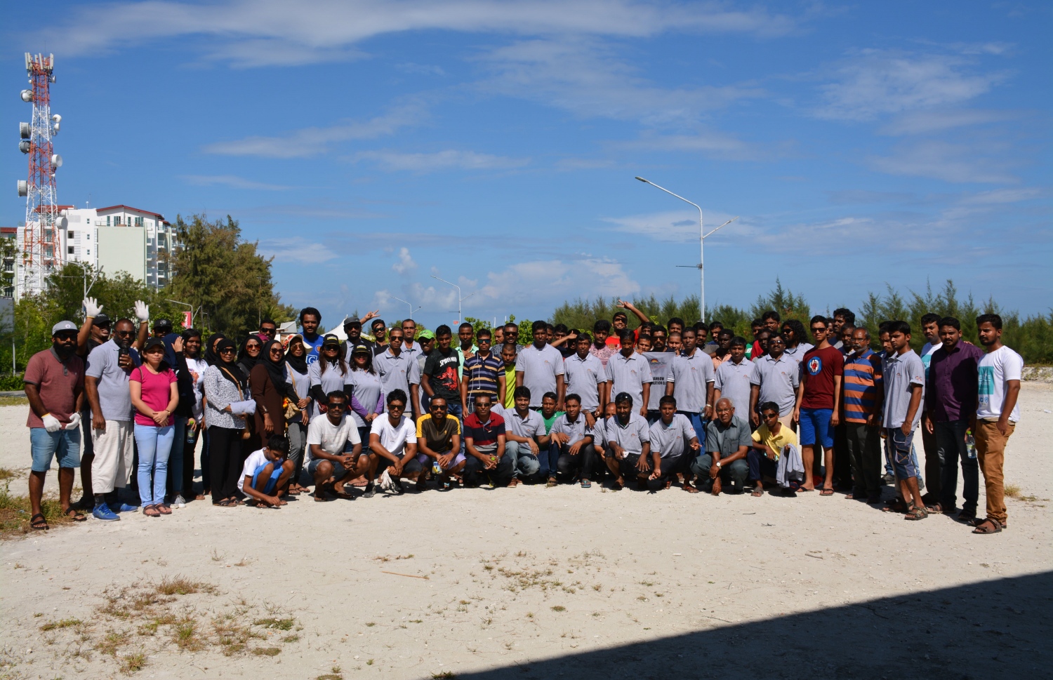 ހުޅުމާލެ ސާފުކުރުމުގައި ބައިވެރިވި ރެއިންބޯގެ މުވައްޒަފުން.