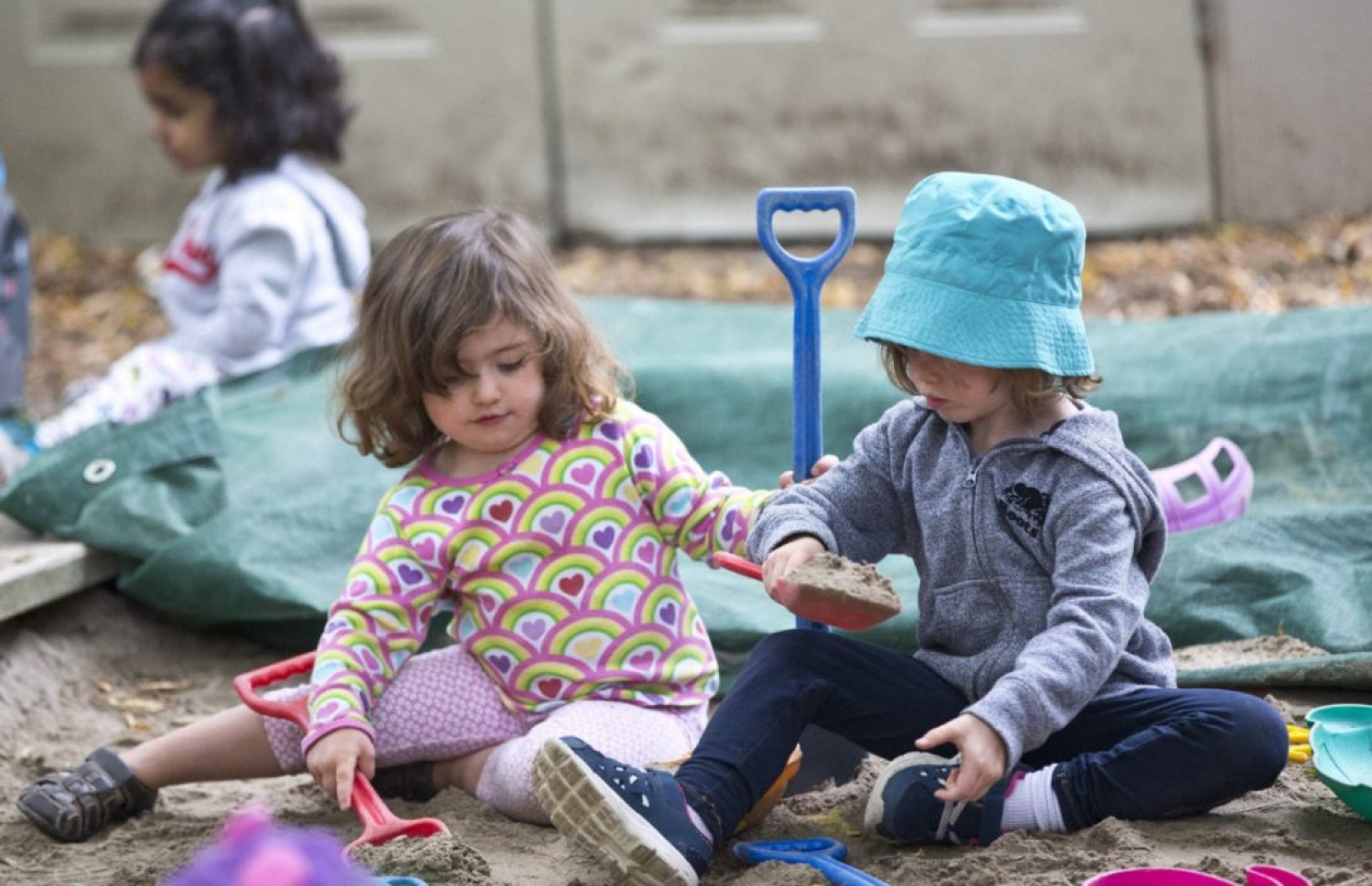 ކެނެޑާގެ ޑޭކެއާއެއްގައި ދެ ކުއްޖަކު ކުޅެނީ: ޑޭކެއާގެ ޚިދުމަތް ފުޅާ ދާއިރާއެއްގައި ދެނީ ސަރުކާރުން ހަދާ ގާނޫނުތަކާއި ގަވާއިދުތަކުގެ ތެރެއިން. ފޮޓޯ: ޓޮރޮންޓޯ ސްޓާ