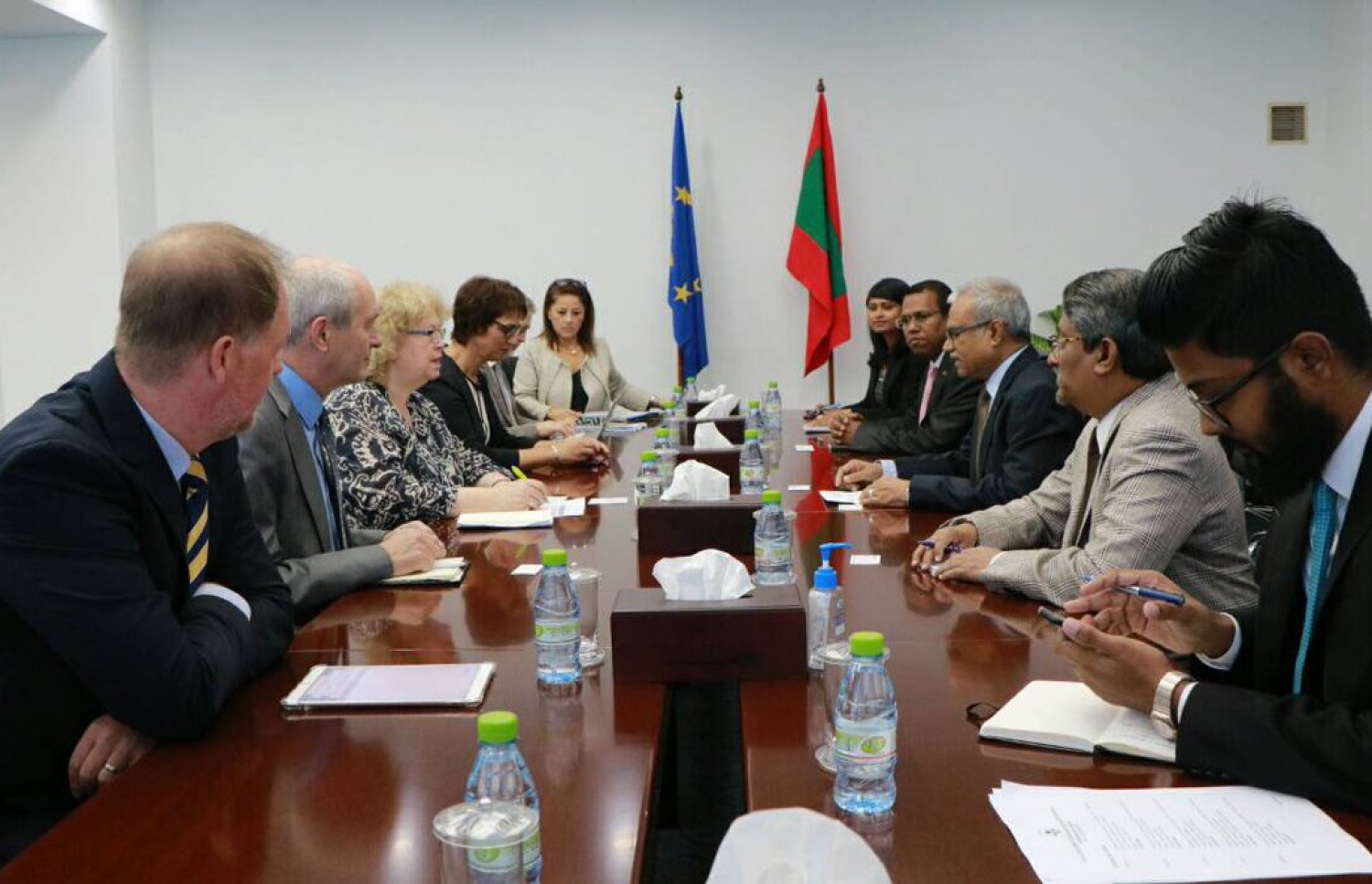 އީޔޫގެ ވަފުދާ، ފޮރިން މިނިސްޓަރު އާސިމް ބައްދަލުކުރައްވަނީ.-- ފޮޓޯ: ފޮރިން މިނިސްޓްރީ