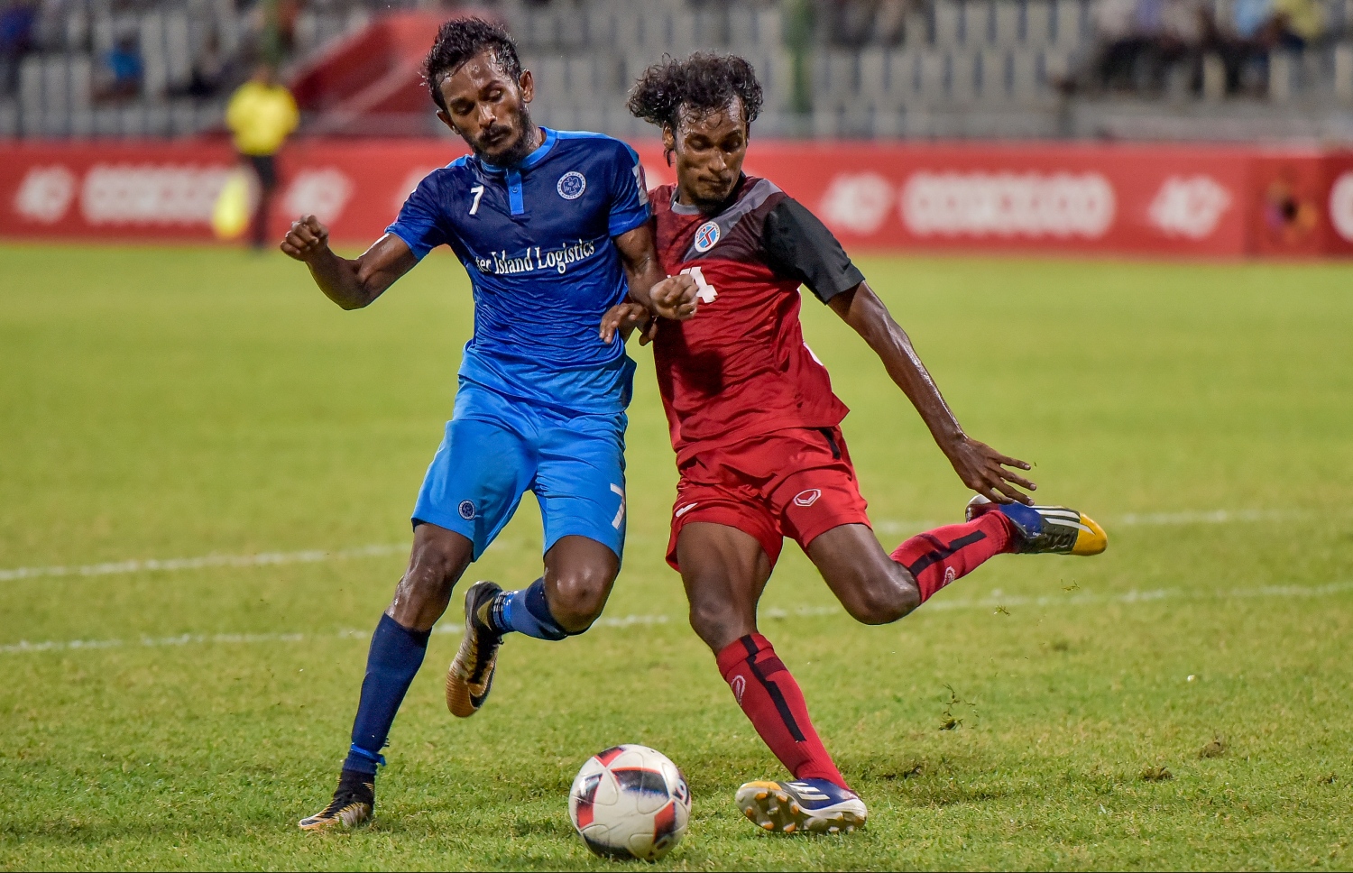 ތިނަދޫގެ އިމްރާން (ކ) ކައިރިން ނިއުގެ ސެންޓޭ ބޯޅަ ހިފައިގެންދާން މަސައްކަތް ކުރަނީ. -- ފޮޓޯ: ނިޝާން އަލީ/ މިހާރު