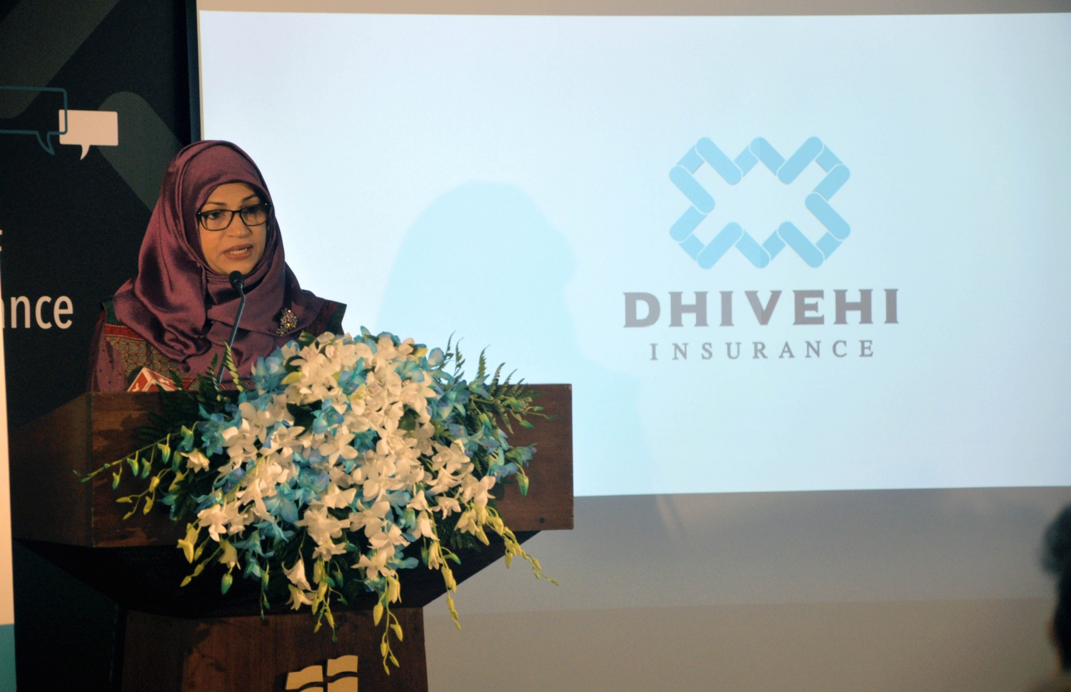 ދިވެހި އިންޝުއަރެންސް ކުންފުންޏަށް އެއް އަހަރު ފުރުން ފާހަގަކުރުމުގެ ގޮތުން ޗަމްޕާ ސެންޓްރަލް ހޮޓެލްގައި "އެސެންޝަލްސް އޮފް ކޯޕަރޭޓް އިންޝުއަރެންސް"ގެ ނަމުގައި ބޭއްވި ސެމިނާގައި މޯލްޑިވްސް މަނިޓަރީ އޮތޯރިޓީ (އެމްއެމްއޭ)ގެ ޑެޕިއުޓީ ގަވަރުނަރު އައިޝަތު ޒާހިރާ ވާހަކަ ދައްކަވަނީ.-- ފޮޓޯ: ދިވެހި އިންޝުއަރެންސް