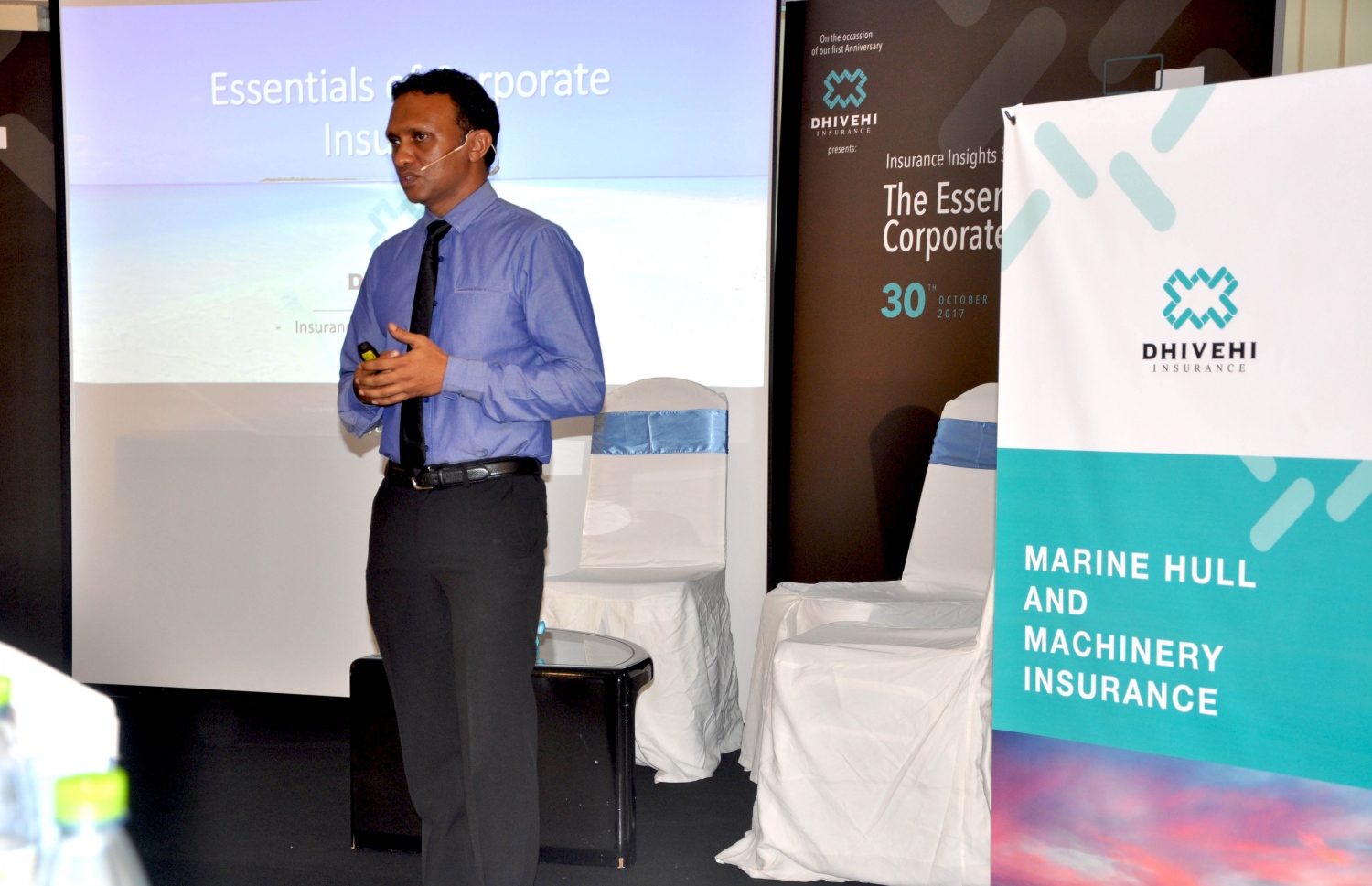 ދިވެހި އިންޝުއަރެންސް އިން ބޭއްވި ރަސްމިއްޔާތެއްގައި އެ ކުންފުނީގެ މެނޭޖިން ޑައިރެކްޓަރު އަބްދުލް ވާހިދު ތައުފީގު މައުލޫމާތު ދެއްވަނީ.