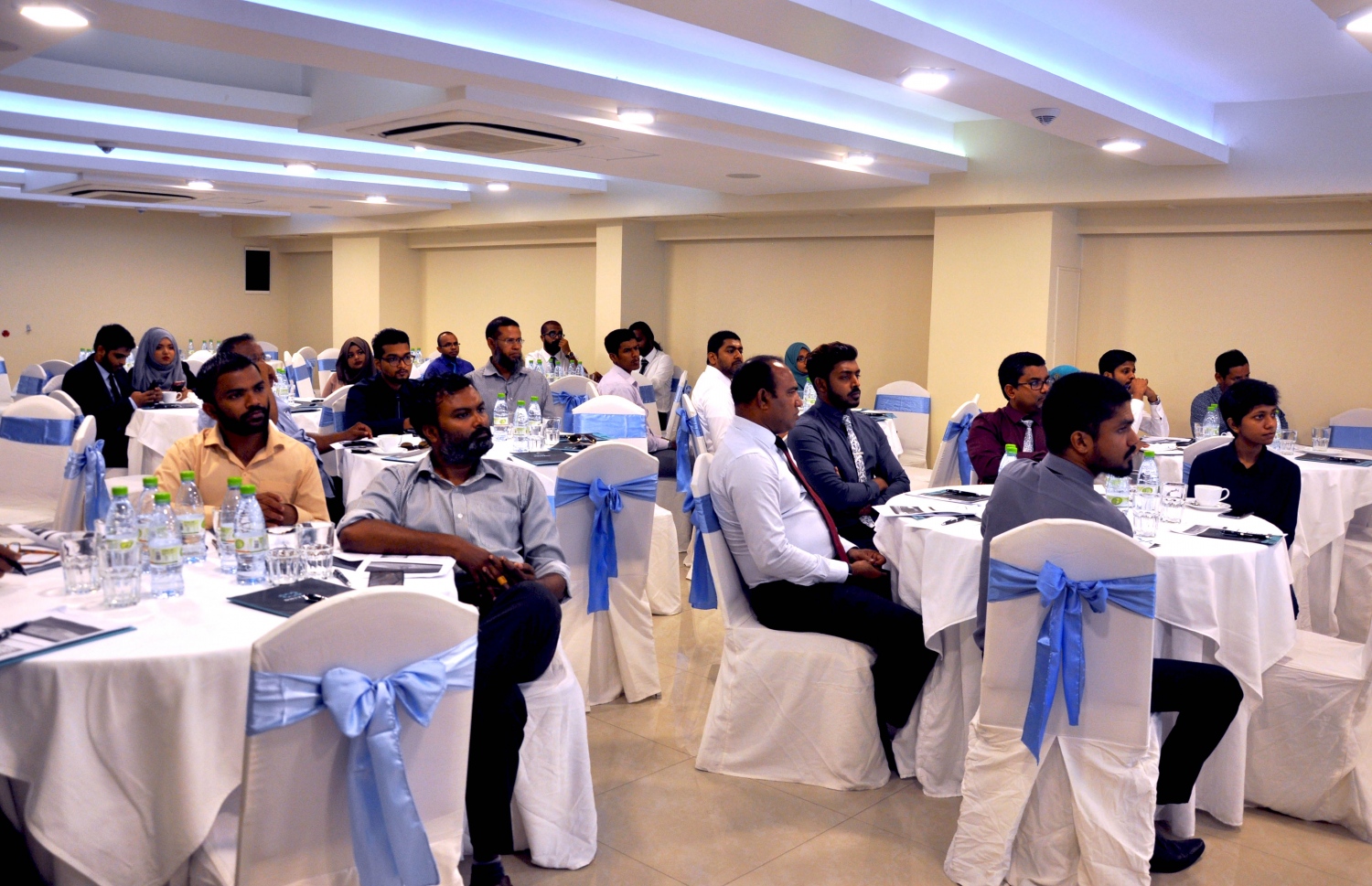 ދިވެހި އިންޝުއަރެންސް ކުންފުންޏަށް އެއް އަހަރު ފުރުން ފާހަގަކުރުމުގެ ގޮތުން ޗަމްޕާ ސެންޓްރަލް ހޮޓެލްގައި "އެސެންޝަލްސް އޮފް ކޯޕަރޭޓް އިންޝުއަރެންސް"ގެ ނަމުގައި ބޭއްވި ސެމިނާގެ ތެރެއިން.-- ފޮޓޯ: ދިވެހި އިންޝުއަރެންސް