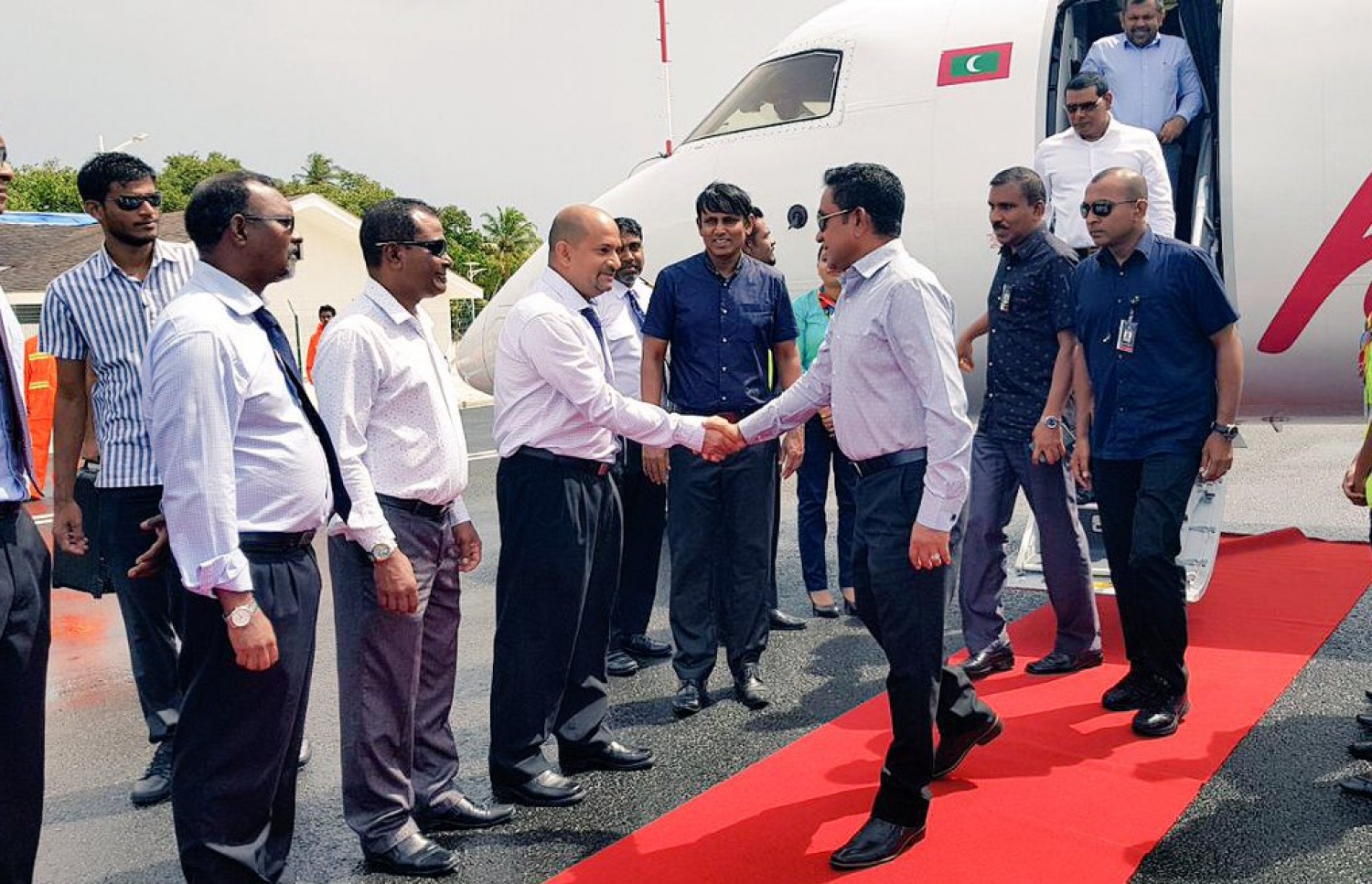 ކުޑަހުވަދު އަށް ވަޑައިގެންނެވިއިރު މަރުހަބާ ދަންނަވަން ތިބި މީހުންނާ ރައީސް ޔާމީން ސަލާމްކުރައްވަނީ. --ފޮޓޯ: ރައީސް އޮފީސް