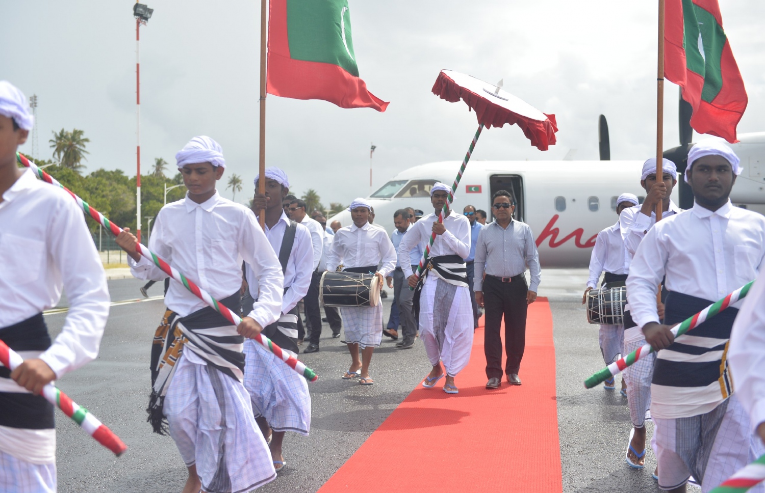 ދ. ކުޑަހުވަދޫ: ނޮވެމްބަރު 1، 2017- ދާލު އެއާޕޯޓު ރަސްމީކޮށް ހުޅުވުމަށް ބޭއްވި ރަސްމިއްޔާތަށް ރައީސް ޔާމީން ވަޑައިގަތުމުން މަރުހަބާ ދެންނެވުމުގެ ގޮތުން ސަގާފީ އައިޓަމެއް ހުށަހަޅަނީ: މި އެއާޕޯޓު ރަސްމީކޮށް ހުޅުއްވައި ދެއްވީ އެތަނުގައި ބޭއްވި ރަސްމިއްޔާތެއްގައި ރައީސް ޔާމީން.