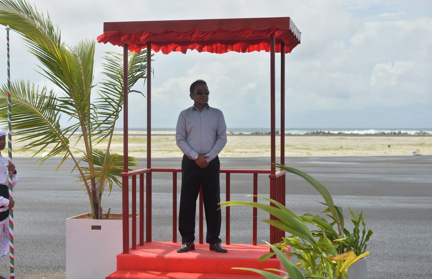 ދ. ކުޑަހުވަދޫ: ނޮވެމްބަރު 1، 2017: ދާލު އެއާޕޯޓު ރަސްމީކޮށް ހުޅުވުމަށް ބޭއްވި ރަސްމިއްޔާތަށް ރައީސް ޔާމީން ވަޑައިގަތުމުން މަރުހަބާ ދަންނަވަނީ: މި އެއާޕޯޓު ރަސްމީކޮށް ހުޅުއްވައި ދެއްވީ އެތަނުގައި ބޭއްވި ރަސްމިއްޔާތެއްގައި ރައީސް ޔާމީން.