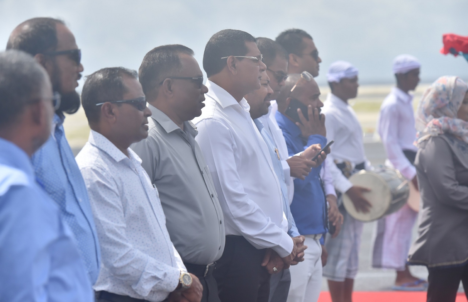 ދ. ކުޑަހުވަދޫ: ނޮވެމްބަރު 1، 2017: ދާލު އެއާޕޯޓު ރަސްމީކޮށް ހުޅުވުމަށް ބޭއްވި ރަސްމިއްޔާތުގެ ތެރެއިން: މި އެއާޕޯޓު ރަސްމީކޮށް ހުޅުއްވައި ދެއްވީ އެތަނުގައި ބޭއްވި ރަސްމިއްޔާތެއްގައި ރައީސް ޔާމީން.