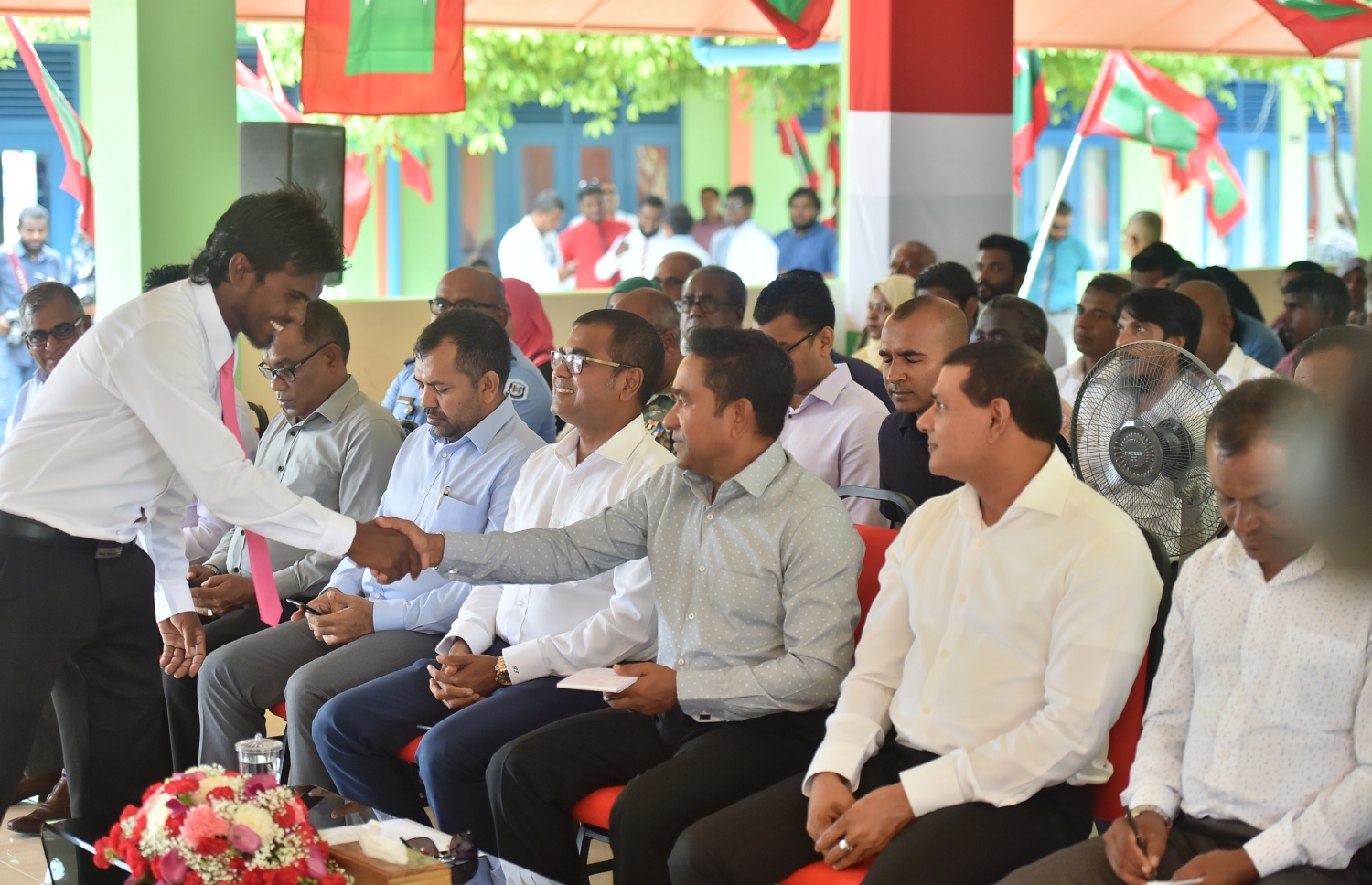 ދ. މާއެނބޫދޫ: ނޮވެމްބަރު 1، 2017- މާއެނބޫދޫގެ ނަރުދަމާގެ ޚިދުމަތް އިފުތިތާހު ކުރުމުގެ ރަސްމިއްޔާތުގެ ތެރެއިން.