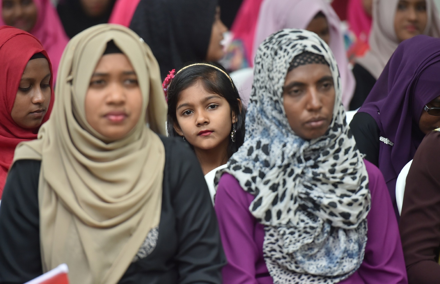 ދ. މާއެނބޫދޫ: ނޮވެމްބަރު 1، 2017- މާއެނބޫދޫގެ ނަރުދަމާގެ ޚިދުމަތް އިފުތިތާހު ކުރުމުގެ ރަސްމިއްޔާތުގައި ބައިވެރިވި ބައެއް މީހުން.