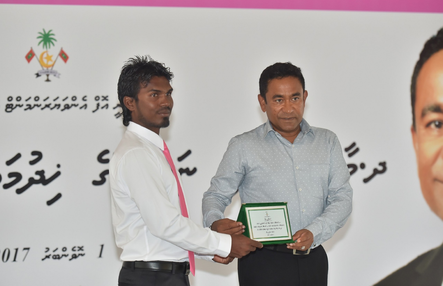 ދ. މާއެނބޫދޫ: ނޮވެމްބަރު 1، 2017- މާއެނބޫދޫގެ ނަރުދަމާގެ ޚިދުމަތް އިފުތިތާހު ކުރުމުގެ ރަސްމިއްޔާތުގައި ރައީސް ޔާމީނަށް ހަނދާނީ ފިލައެއް އަރުވަނީ.