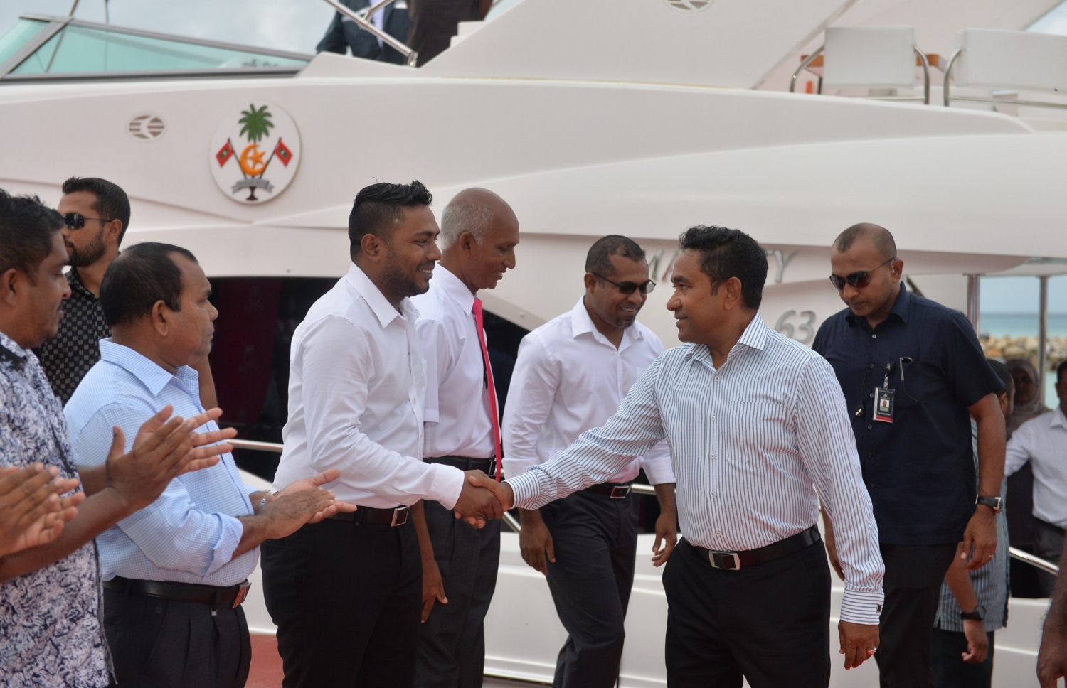 ފ. ނިލަންދޫ: ނޮވެމްބަރު 1، 2017- ރައީސް ޔާމީން ނިލަންދު އަށް ވަޑައިގަތުމުން އެމަނިކުފާނަށް މަރުހަބާ ދެންނެވުމަށް އެއްވި ބޭފުޅުންނާ ސަލާމް ކުރައްވަނީ.