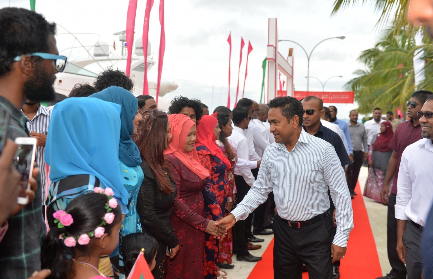 ފ. ނިލަންދޫ: ނޮވެމްބަރު 1، 2017- ރައީސް ޔާމީން ނިލަންދު އަށް ވަޑައިގަތުމުން އެމަނިކުފާނަށް މަރުހަބާ ދެންނެވުމަށް އެއްވި މީހުންނާ ސަލާމް ކުރައްވަނީ.