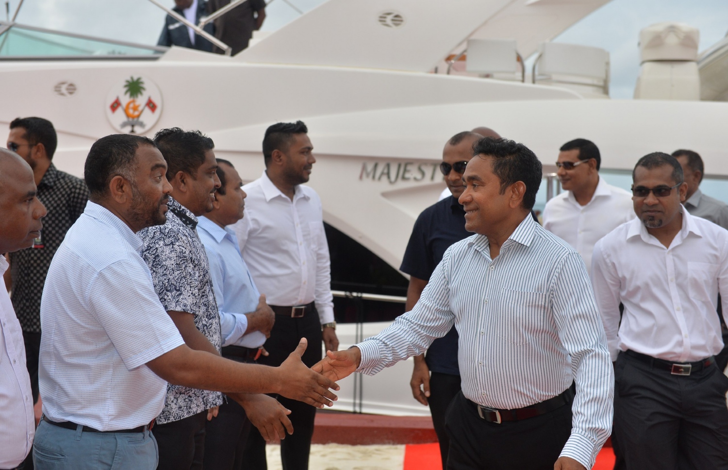 ފ. ނިލަންދޫ: ނޮވެމްބަރު 1، 2017- ރައީސް ޔާމީން ނިލަންދު އަށް ވަޑައިގަތުމުން އެމަނިކުފާނަށް މަރުހަބާ ދެންނެވުމަށް އެއްވި މީހުންނާ ސަލާމް ކުރައްވަނީ.