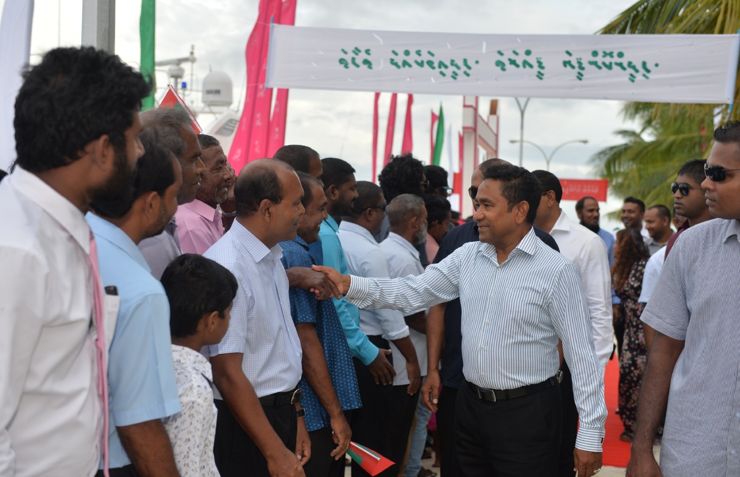 ފ. ނިލަންދޫ: ނޮވެމްބަރު 1، 2017- ރައީސް ޔާމީން ނިލަންދު އަށް ވަޑައިގަތުމުން އެމަނިކުފާނަށް މަރުހަބާ ދެންނެވުމަށް އެއްވި މީހުންނާ ސަލާމް ކުރައްވަނީ.