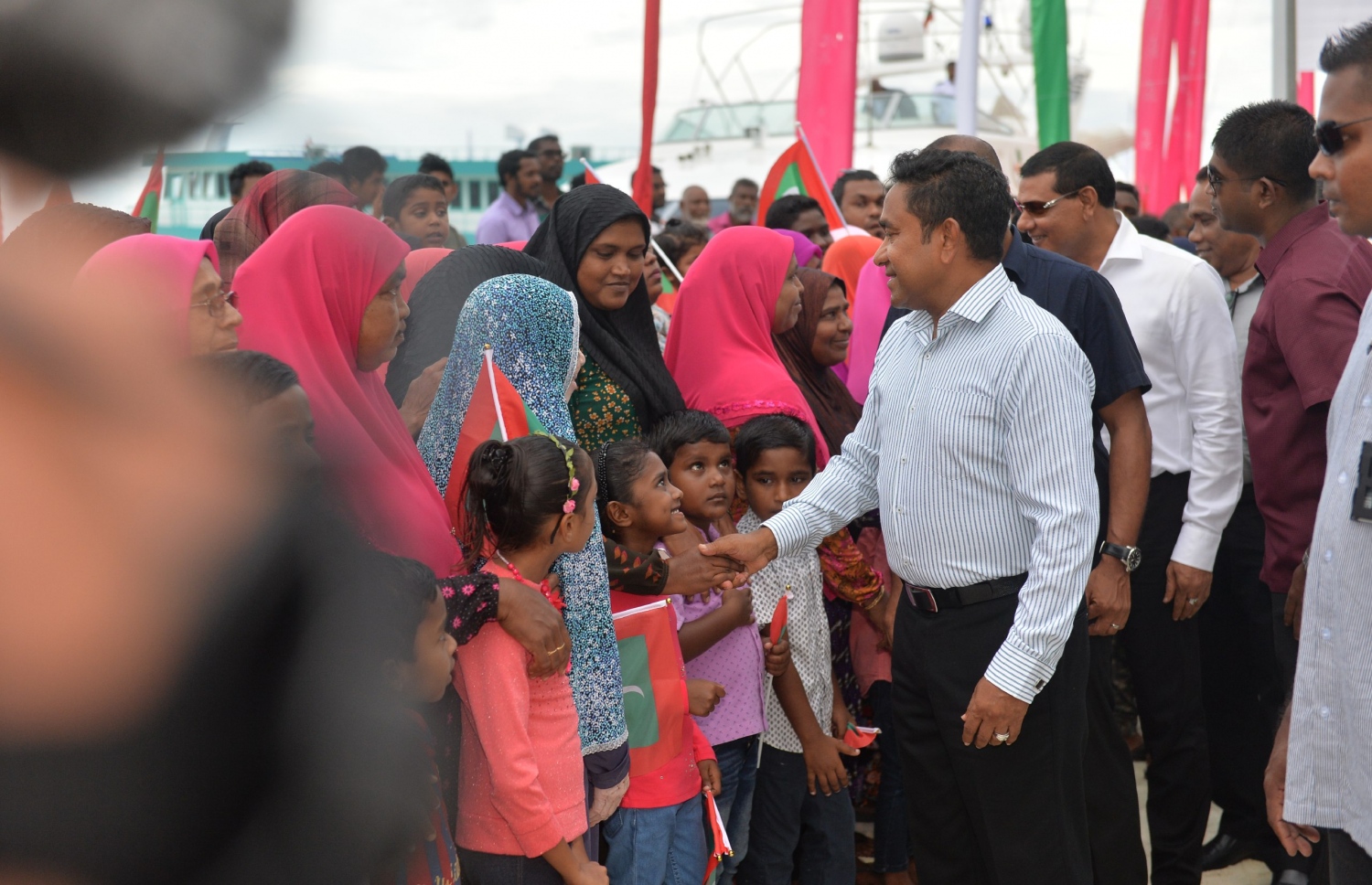 ފ. ނިލަންދޫ: ނޮވެމްބަރު 1، 2017- ރައީސް ޔާމީން ނިލަންދު އަށް ވަޑައިގަތުމުން އެމަނިކުފާނަށް މަރުހަބާ ދެންނެވުމަށް އެއްވި މީހުންނާ ސަލާމް ކުރައްވަނީ.