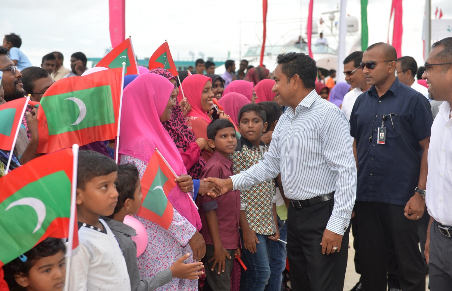 ފ. ނިލަންދޫ: ނޮވެމްބަރު 1، 2017- ރައީސް ޔާމީން ނިލަންދު އަށް ވަޑައިގަތުމުން އެމަނިކުފާނަށް މަރުހަބާ ދެންނެވުމަށް އެއްވި މީހުންނާ ސަލާމް ކުރައްވަނީ.