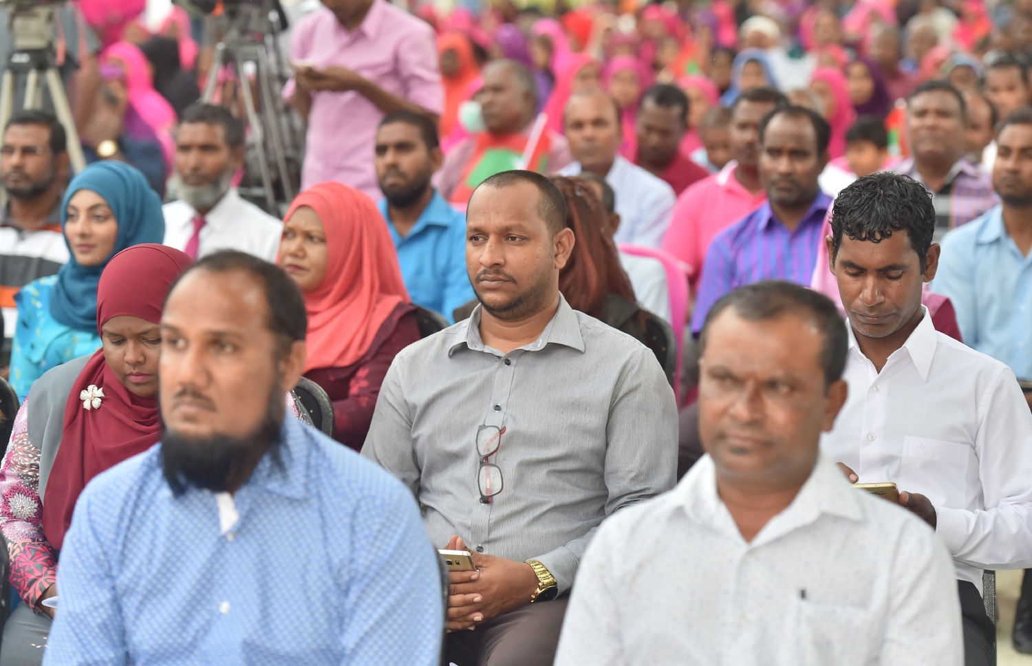 ފ. ނިލަންދޫ: ނޮވެމްބަރު 1، 2017- ރައީސް ޔާމީން ނިލަންދޫ ރައްޔިތުންނާ ބައްދަލު ކުރުމަށް ބޭއްވި ހަފުލާގައި ބައެއް މީހުން ބައިވެރިވަނީ.