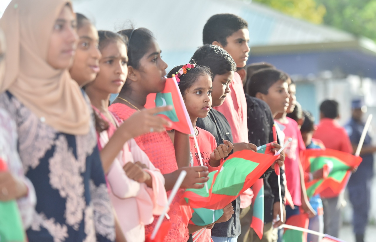 ފ. ނިލަންދޫ: ނޮވެމްބަރު 1، 2017- ރައީސް ޔާމީން ނިލަންދު އަށް ވަޑައިގަތުމުން އެމަނިކުފާނަށް މަރުހަބާ ދެންނެވުމަށް އެއްވި ބައެއް ކުޑަކުދިން.