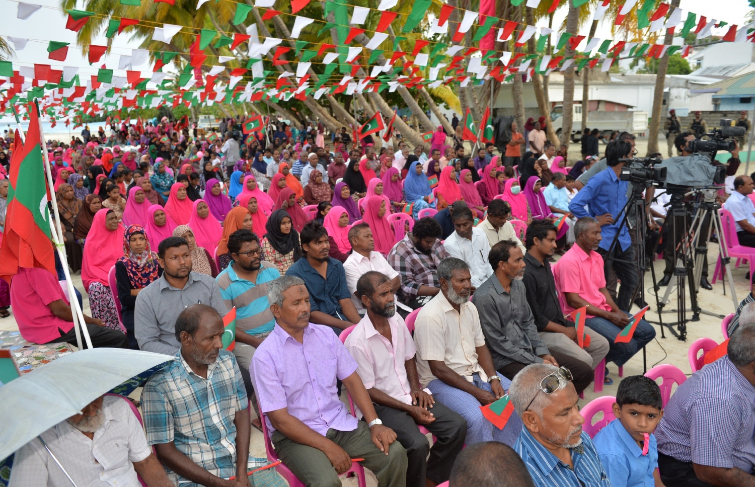 ފ. ނިލަންދޫ: ނޮވެމްބަރު 1، 2017- ރައީސް ޔާމީން ނިލަންދޫ ރައްޔިތުންނާ ބައްދަލު ކުރުމަށް ބޭއްވި ހަފުލާގައި އެރަށުގެ ބައެއް މީހުން ބައިވެރިވަނީ.