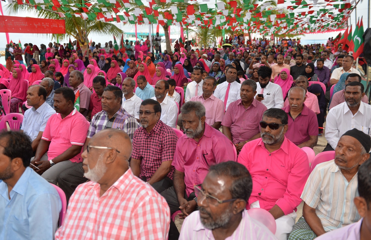 ފ. ނިލަންދޫ: ނޮވެމްބަރު 1، 2017- ރައީސް ޔާމީން ނިލަންދޫ ރައްޔިތުންނާ ބައްދަލު ކުރުމަށް ބޭއްވި ހަފުލާގައި  އެރަށުގެ ބައެއް މީހުން ބައިވެރިވަނީ.