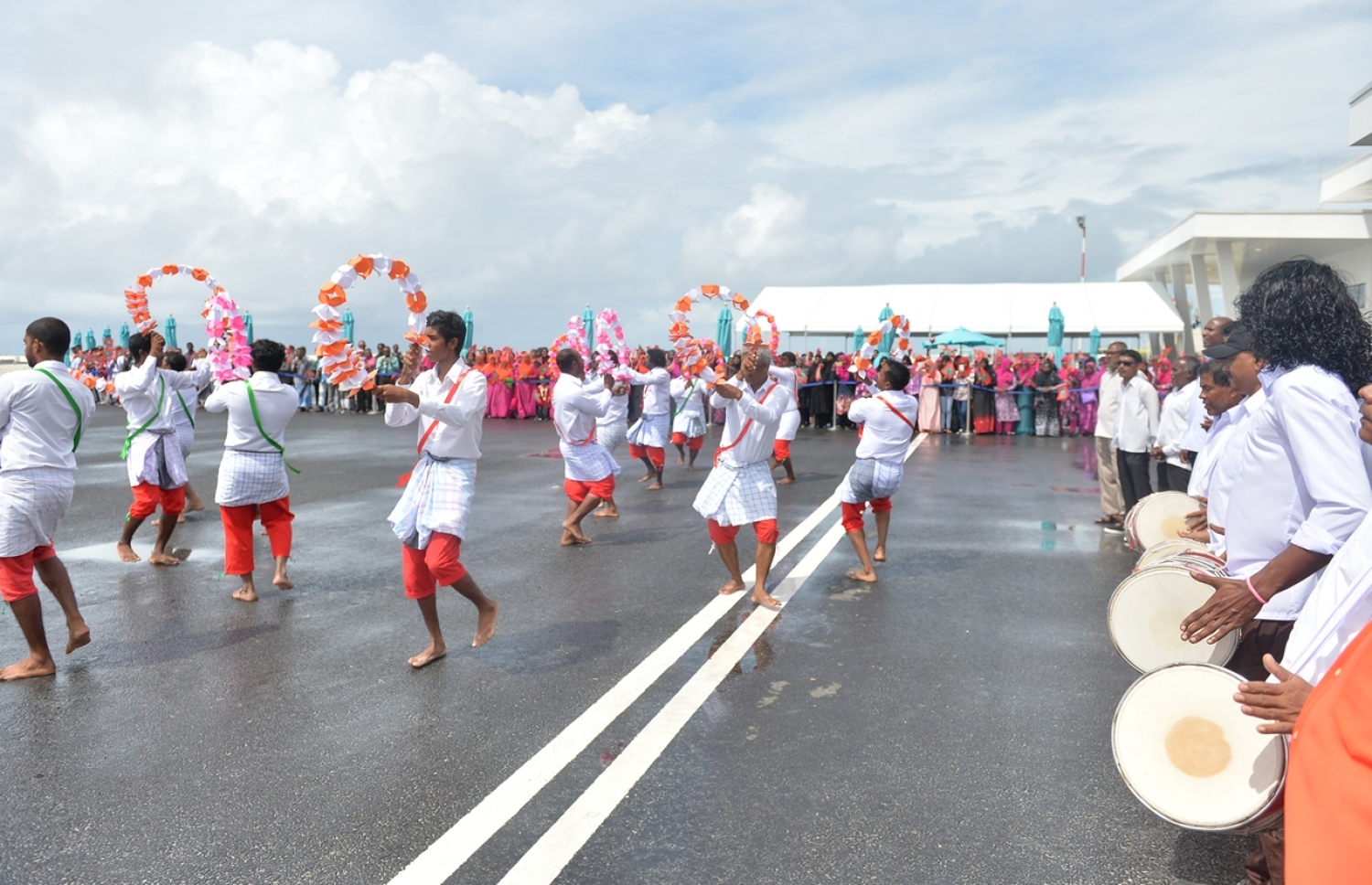 ދ. ކުޑަހުވަދޫ: ނޮވެމްބަރު 1، 2017- ދާލު އެއާޕޯޓު ރަސްމީކޮށް ހުޅުވުމަށް ބޭއްވި ރަސްމިއްޔާތަށް ރައީސް ޔާމީން ވަޑައިގަތުމުން މަރުހަބާ ދެންނެވުމުގެ ގޮތުން ސަގާފީ އައިޓަމެއް ހުށަހަޅަނީ: މި އެއާޕޯޓު ރަސްމީކޮށް ހުޅުއްވައި ދެއްވީ އެތަނުގައި ބޭއްވި ރަސްމިއްޔާތެއްގައި ރައީސް ޔާމީން.