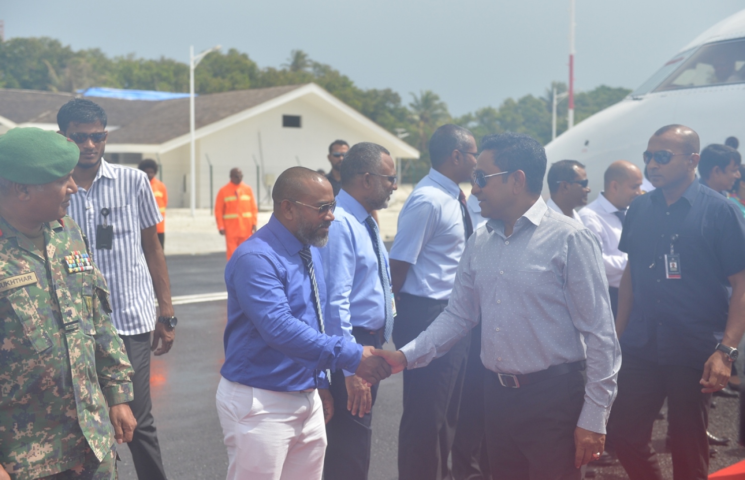 ދ. ކުޑަހުވަދޫ: ނޮވެމްބަރު 1، 2017- ދާލު އެއާޕޯޓު ރަސްމީކޮށް ހުޅުވުމަށް ބޭއްވި ރަސްމިއްޔާތަށް ރައީސް ޔާމީން ވަޑައިގަތުމުން މަރުހަބާ ދަންނަވަނީ: މި އެއާޕޯޓު ރަސްމީކޮށް ހުޅުއްވައި ދެއްވީ އެތަނުގައި ބޭއްވި ރަސްމިއްޔާތެއްގައި ރައީސް ޔާމީން.