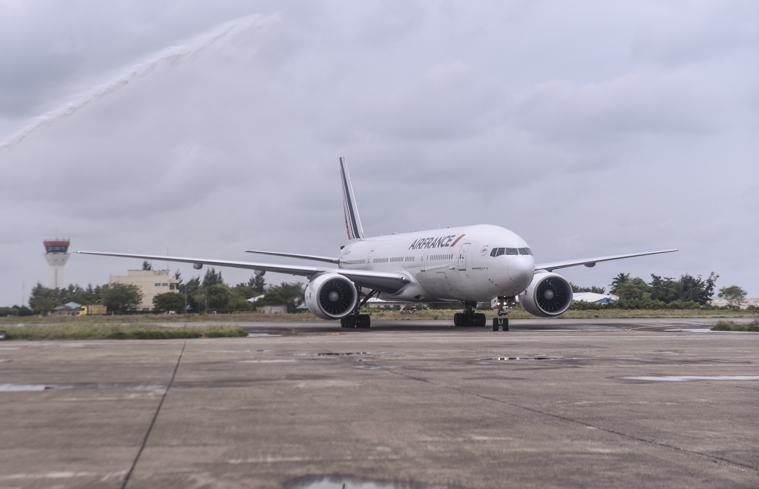 ވެލާނާ އިންޓަނޭޝަނަލް އެއާޕޯޓު: ނޮވެމްބަރު 2، 2017- ފްރާންސްގެ ގައުމީ އެއާލައިން އެއާފްރާންސް އިން ރާއްޖެ އަށް ސީދާ ދަތުރުކުރަން ފެށުމުގެ ގޮތުން އައި އެ އެއާލައިންގެ ފުރަތަމަ މަތިންދާބޯޓު ވެލާނާ އިންޓަނޭޝަނަލް އެއާޕޯޓަށް ޖައްސަނީ.---ފޮޓޯ: ހުސެއިން ވަހީދު/މިހާރު