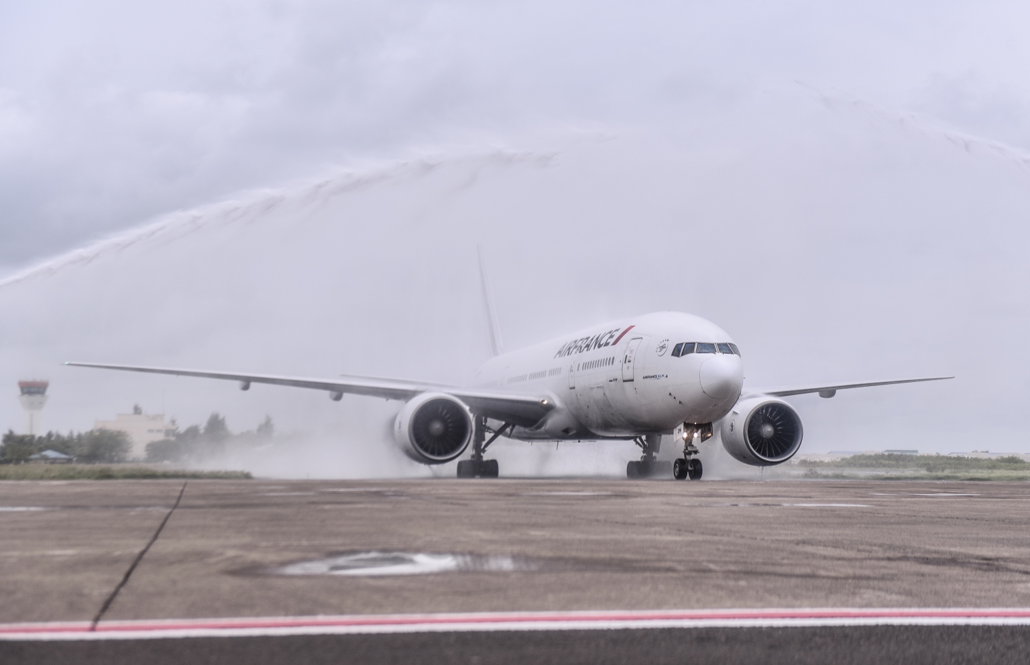 ވެލާނާ އިންޓަނޭޝަނަލް އެއާޕޯޓު: ނޮވެމްބަރު 2، 2017- ފްރާންސްގެ ގައުމީ އެއާލައިން އެއާފްރާންސް އިން ރާއްޖެ އަށް ސީދާ ދަތުރުކުރަން ފެށުމުގެ ގޮތުން އައި އެ އެއާލައިންގެ ފުރަތަމަ މަތިންދާބޯޓަށް ވެލާނާ އިންޓަނޭޝަނަލް އެއާޕޯޓުން ވޯޓާ ސެލިއުޓެއް ދެނީ.---ފޮޓޯ: ހުސެއިން ވަހީދު/މިހާރު